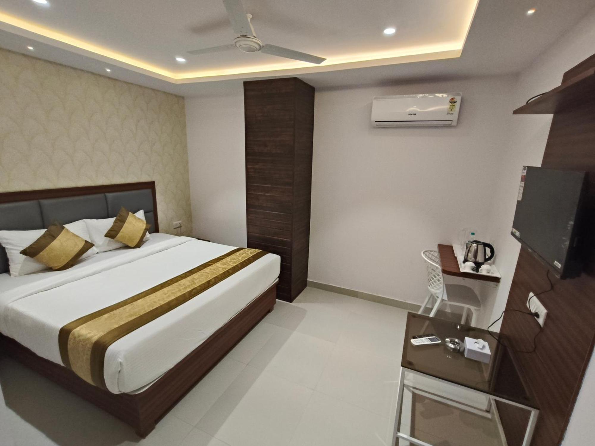 Morya Residency Parel 2*