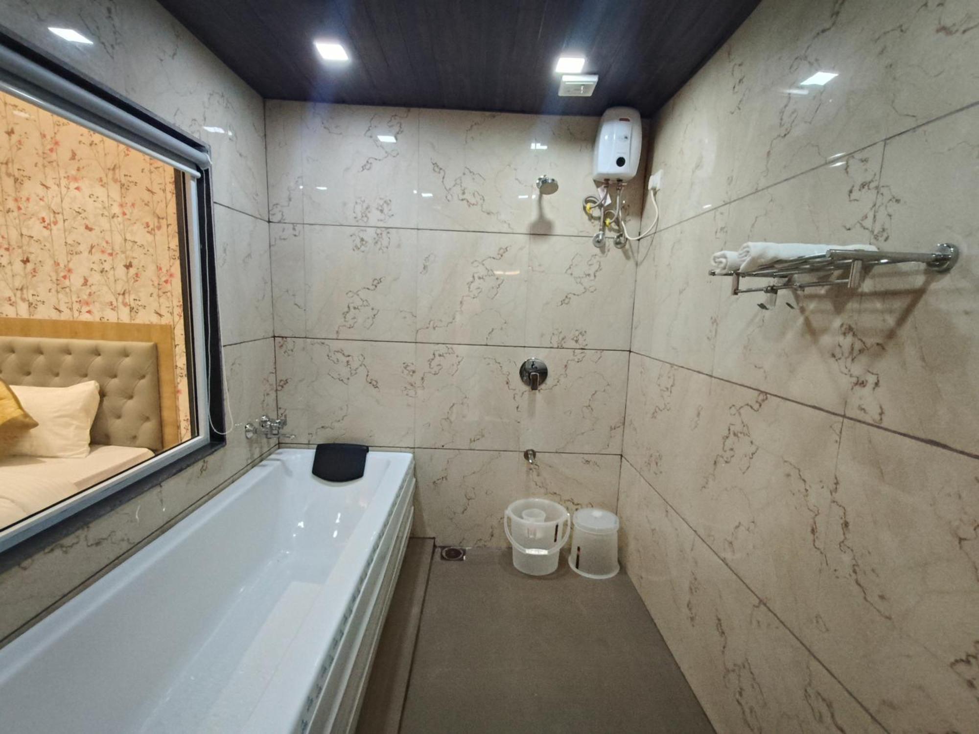 Hotel Morya Residency Parel 2*