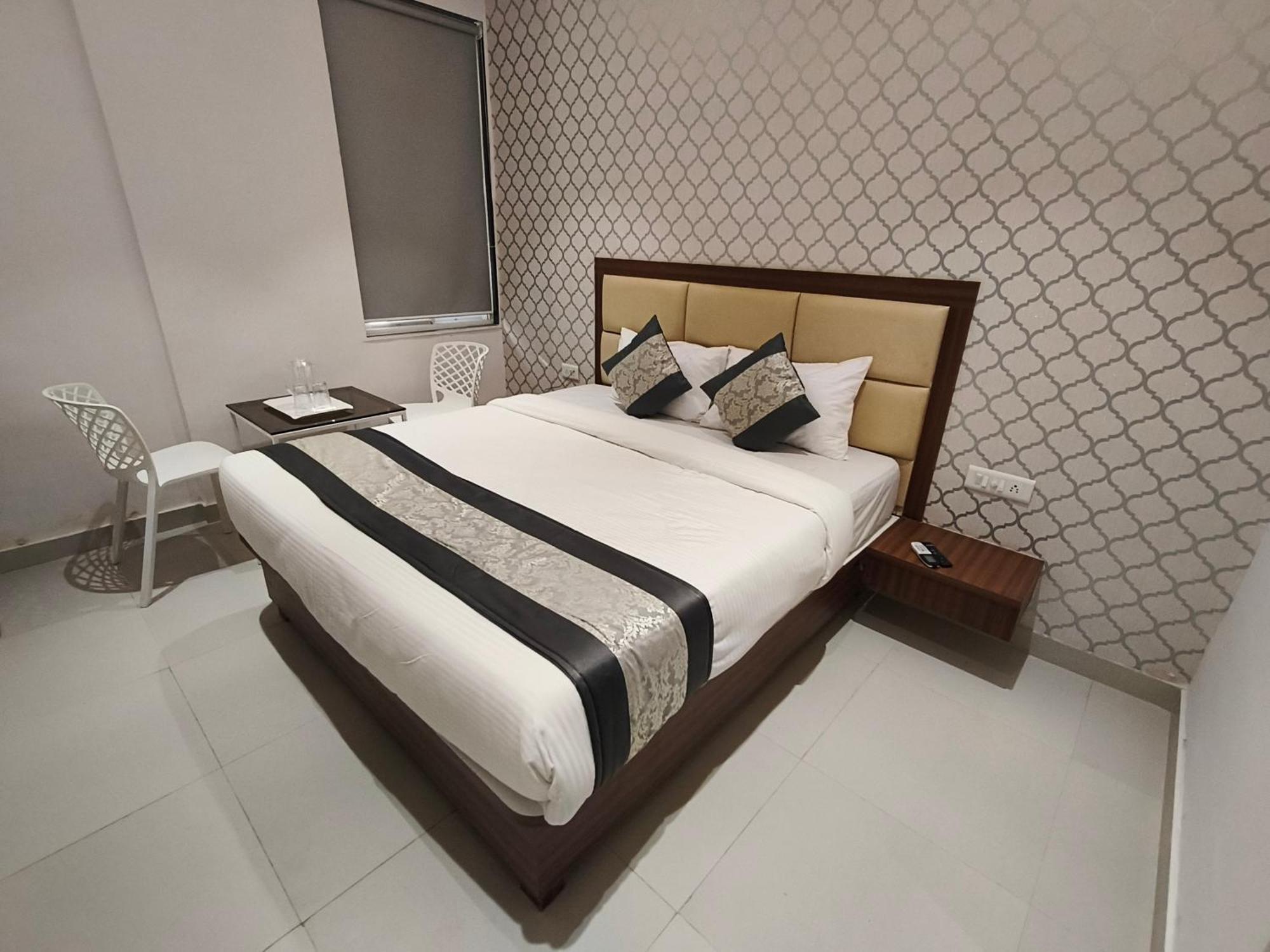 Hotel Morya Residency Parel 2*
