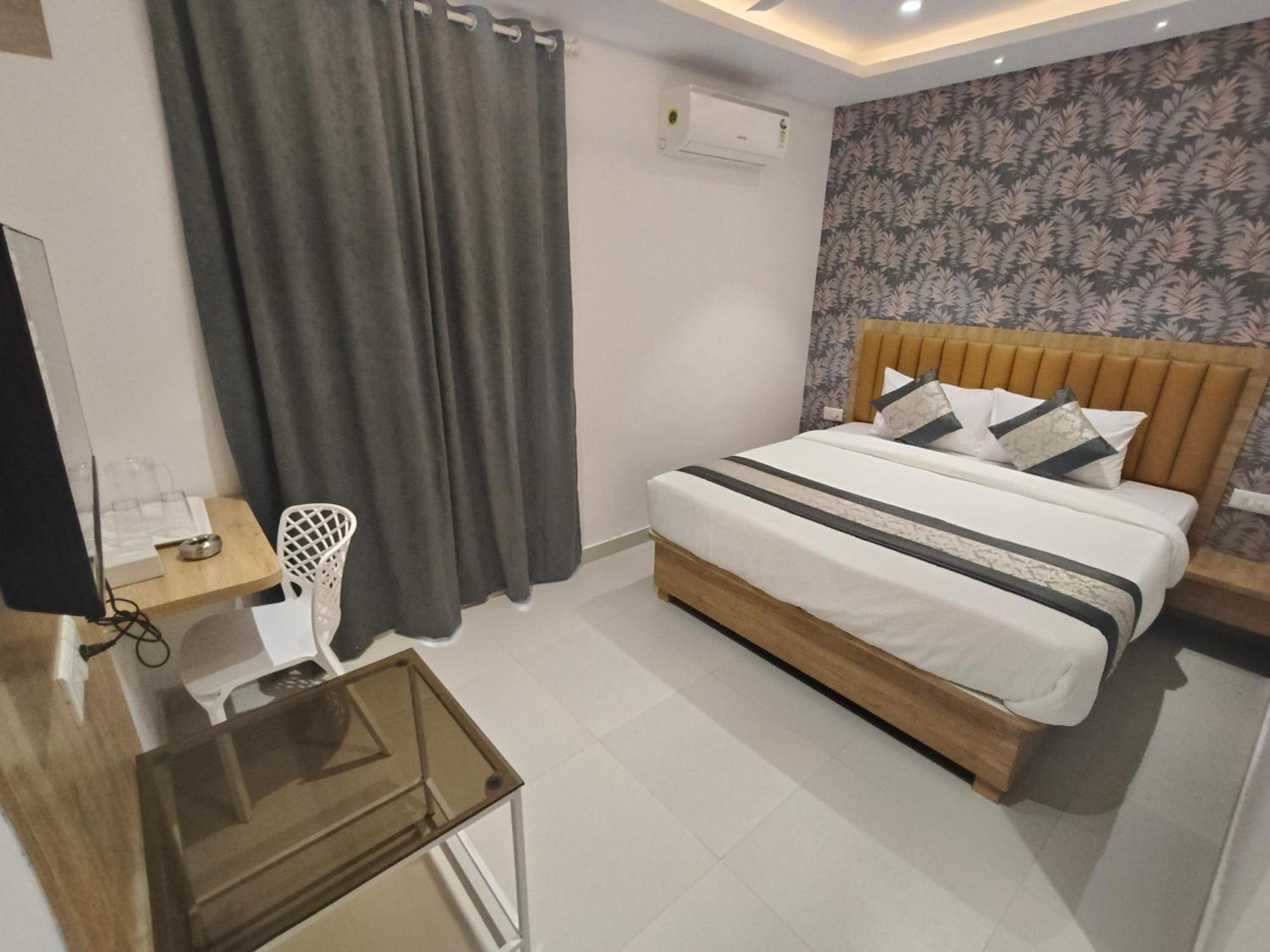 Morya Residency Parel 2*