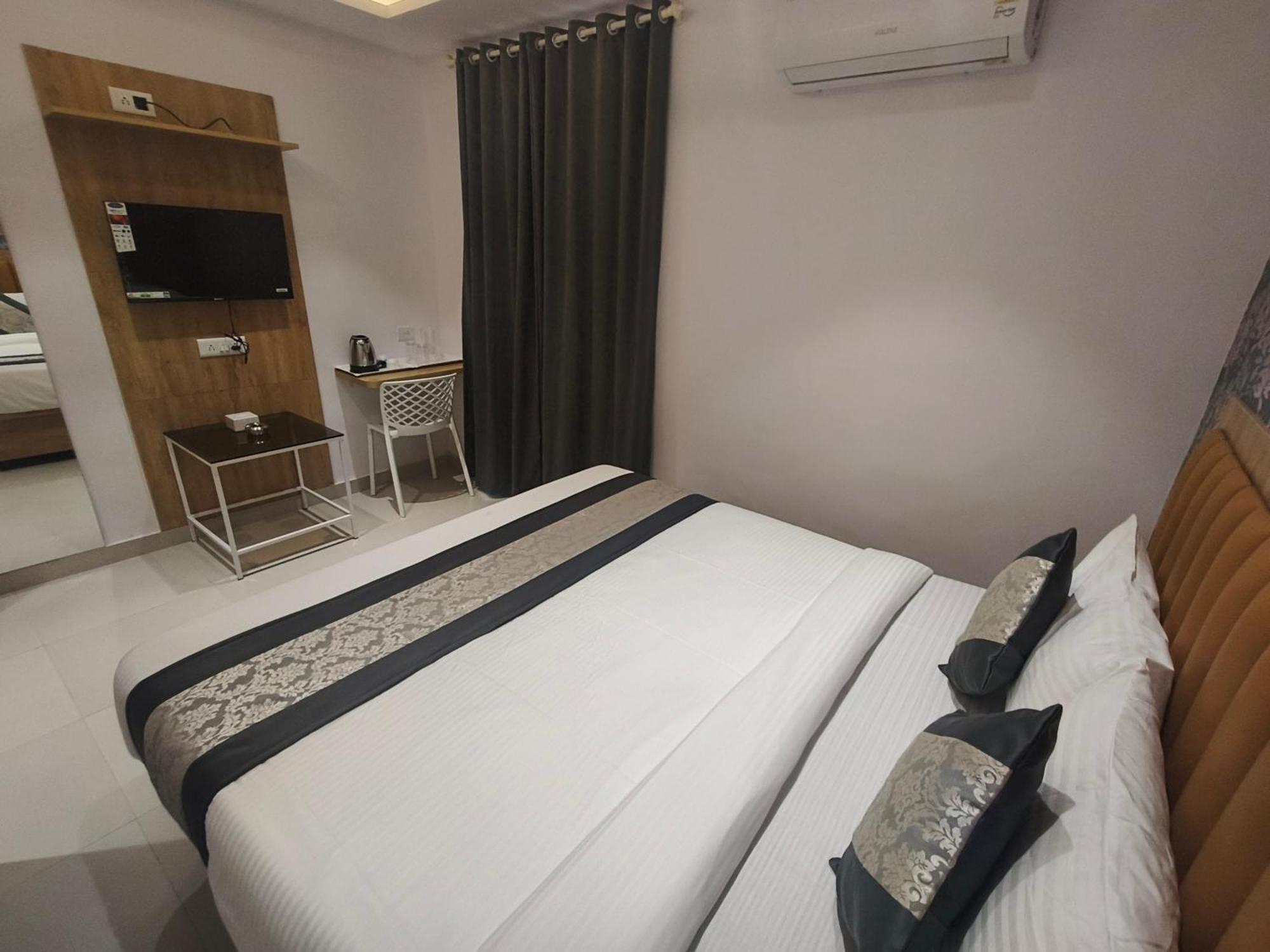 Hotel Morya Residency Parel 2*
