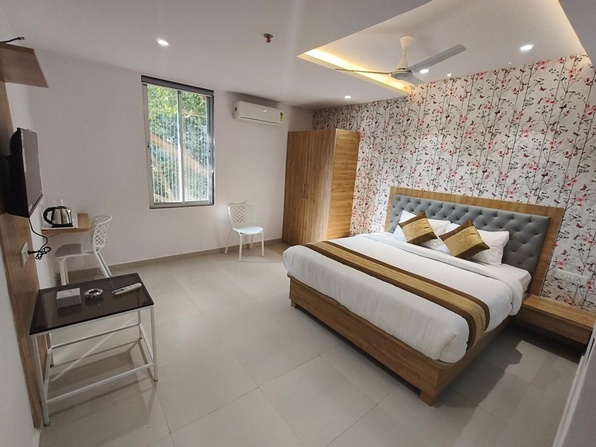 Morya Residency Parel 2*