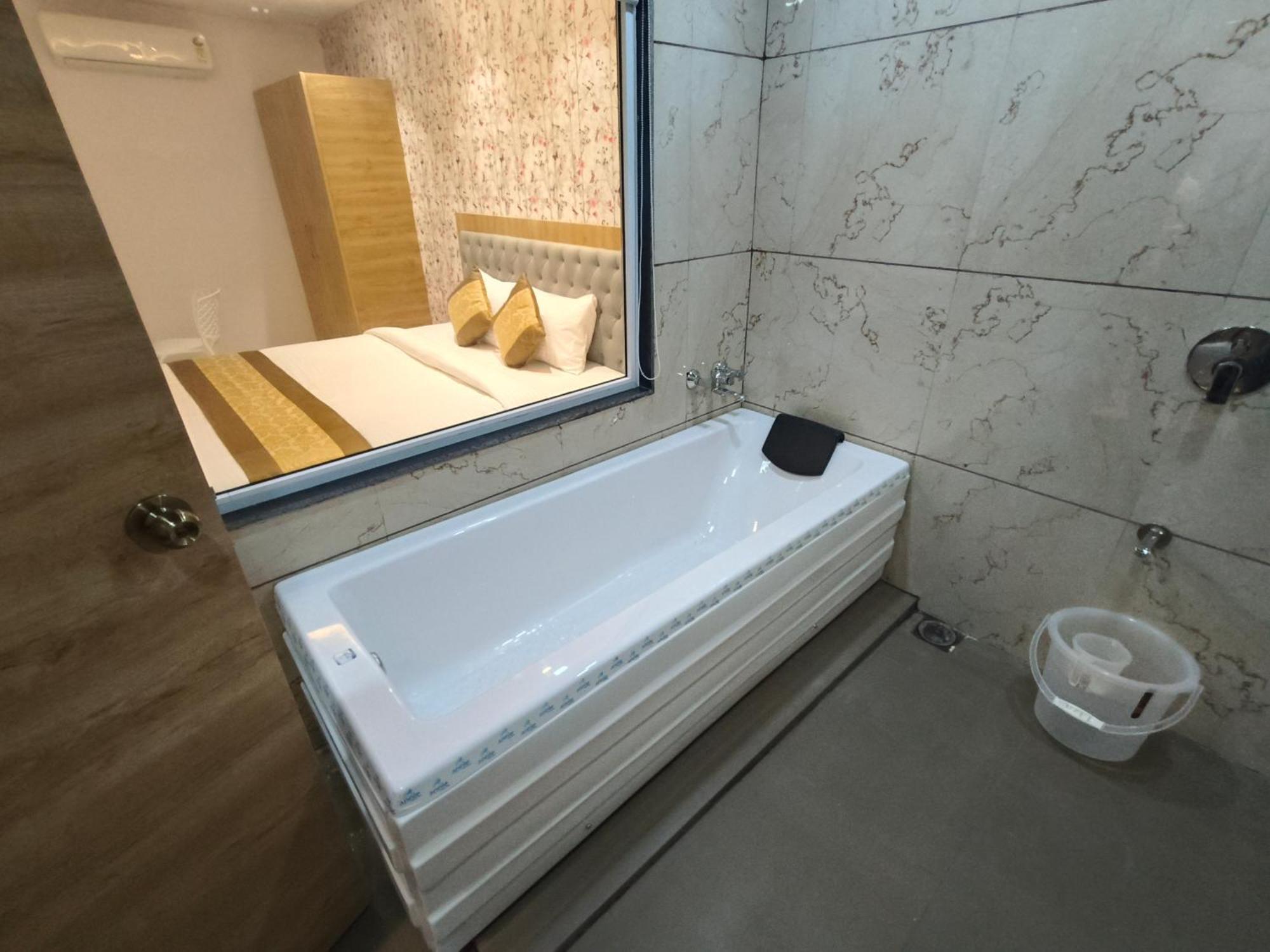 Morya Residency Parel Hotel 2*