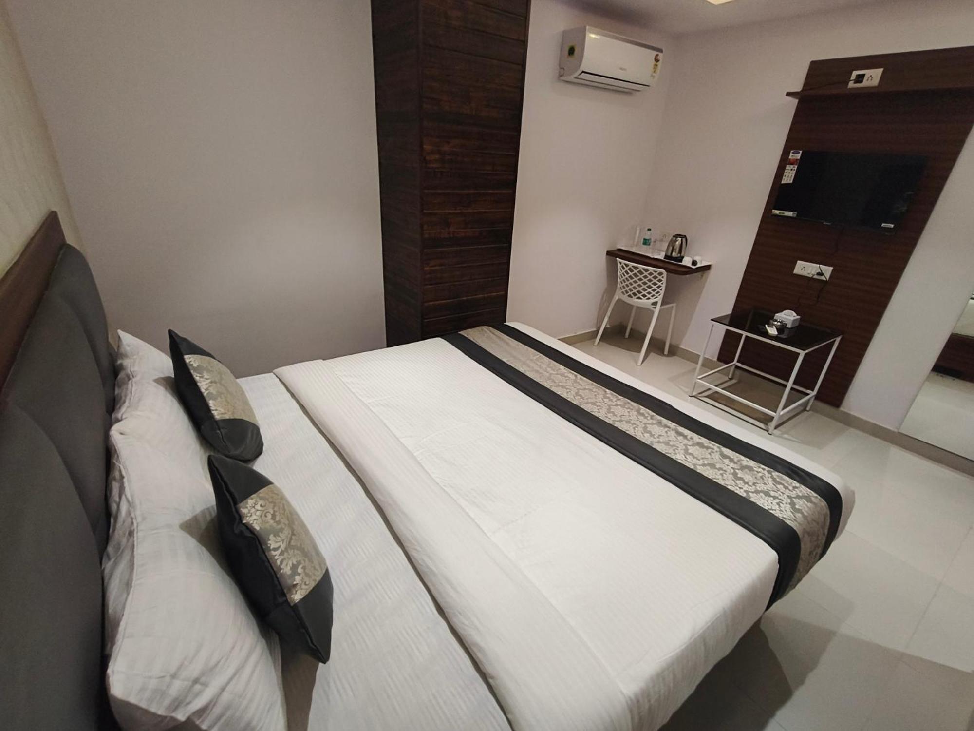 Morya Residency Parel Hotel