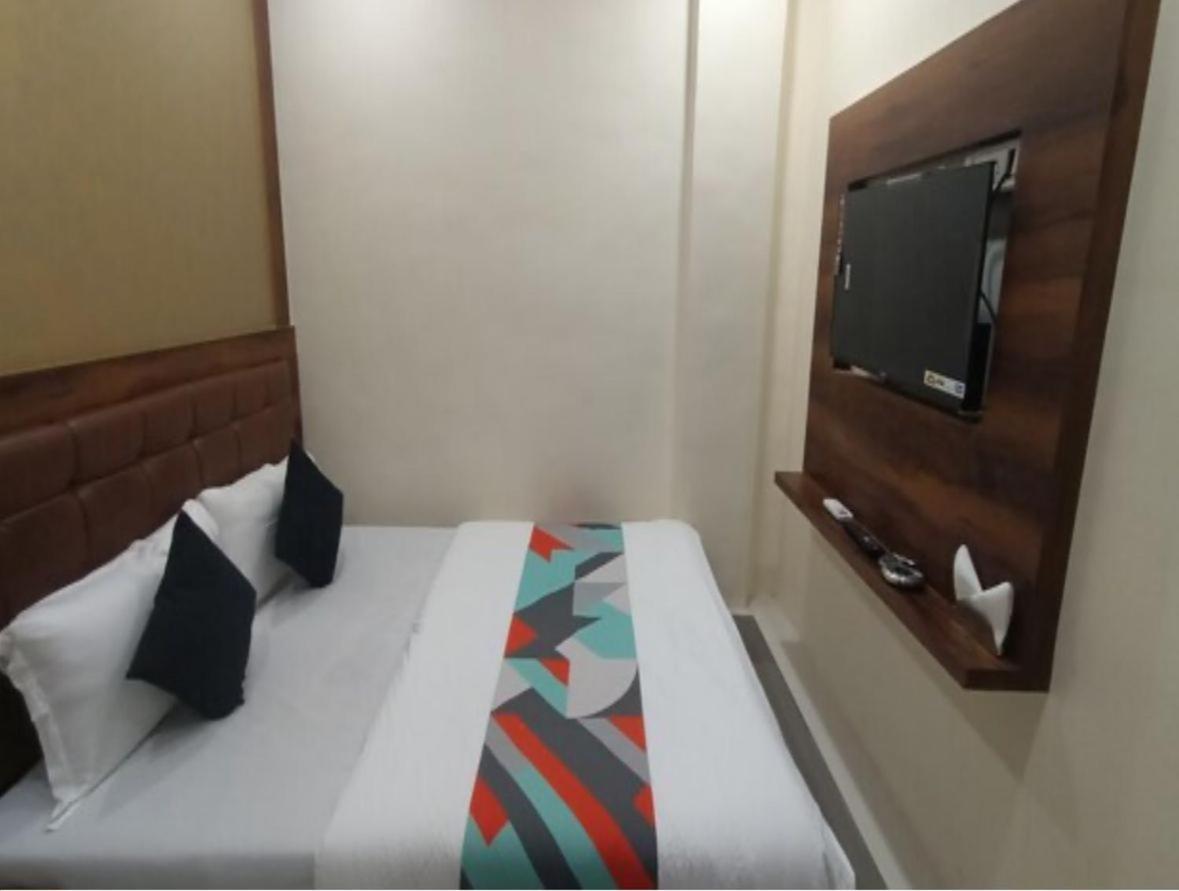 Glitz Lavender- Nr International Airport Mumbai