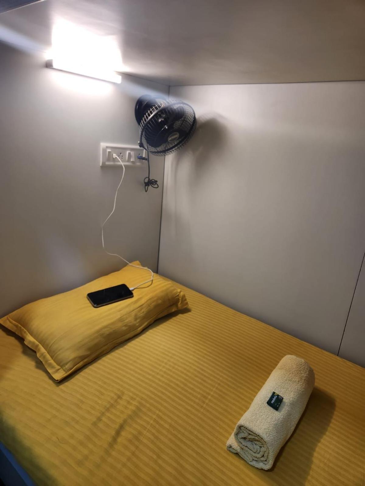 Sinhassan Juhu Hostel