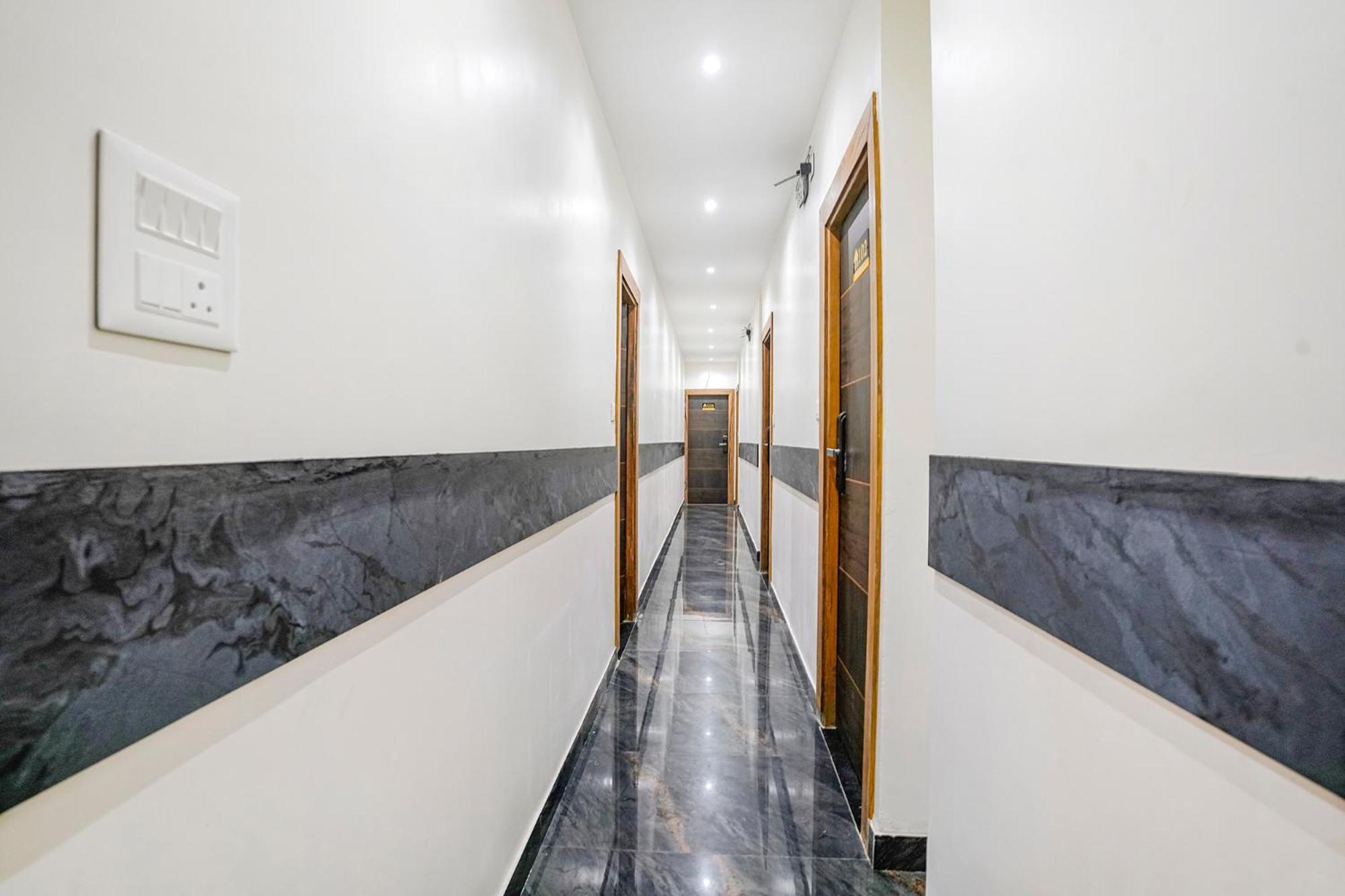 Hotel Fabhotel Riza International