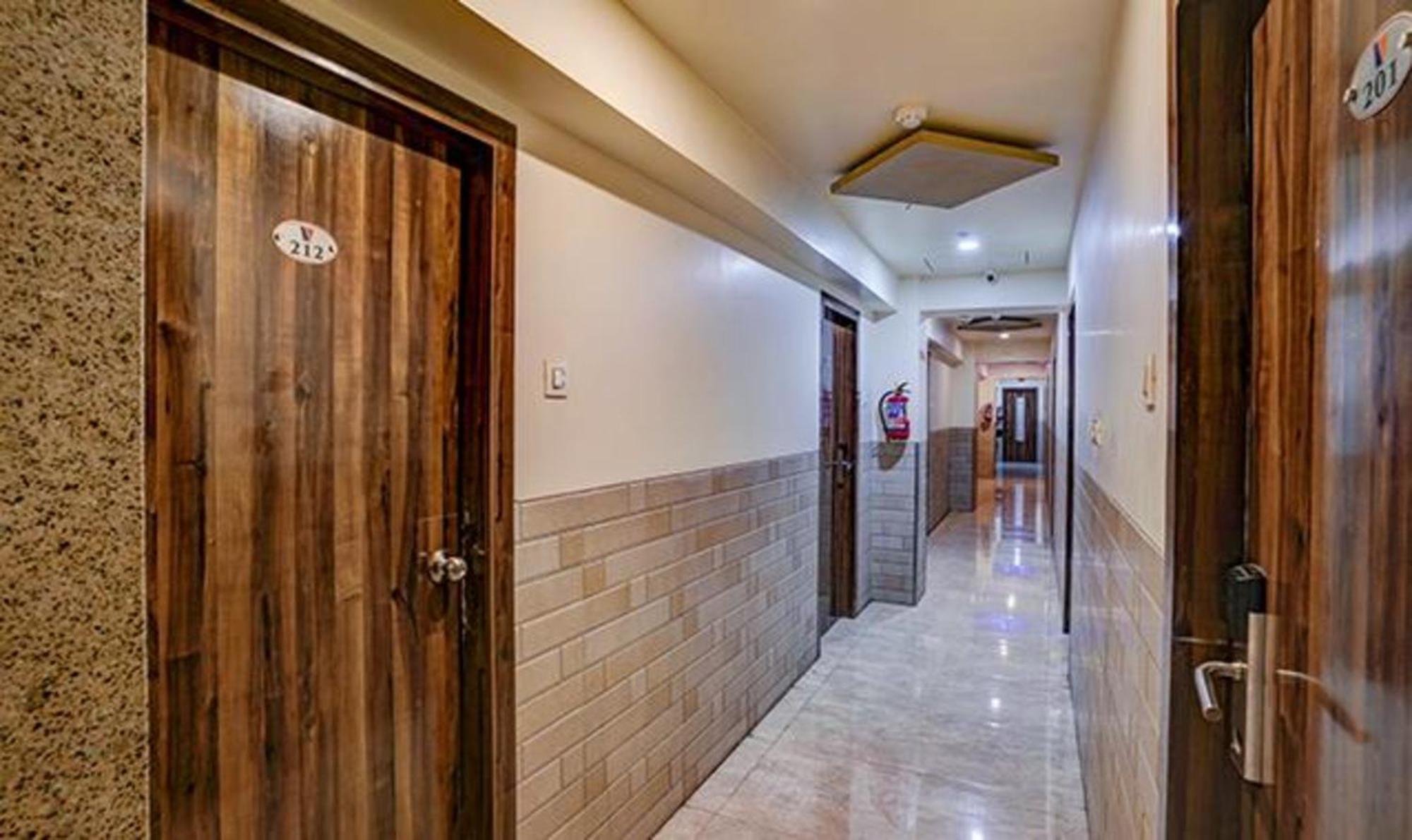 Hotel Fabexpress Veera Residency