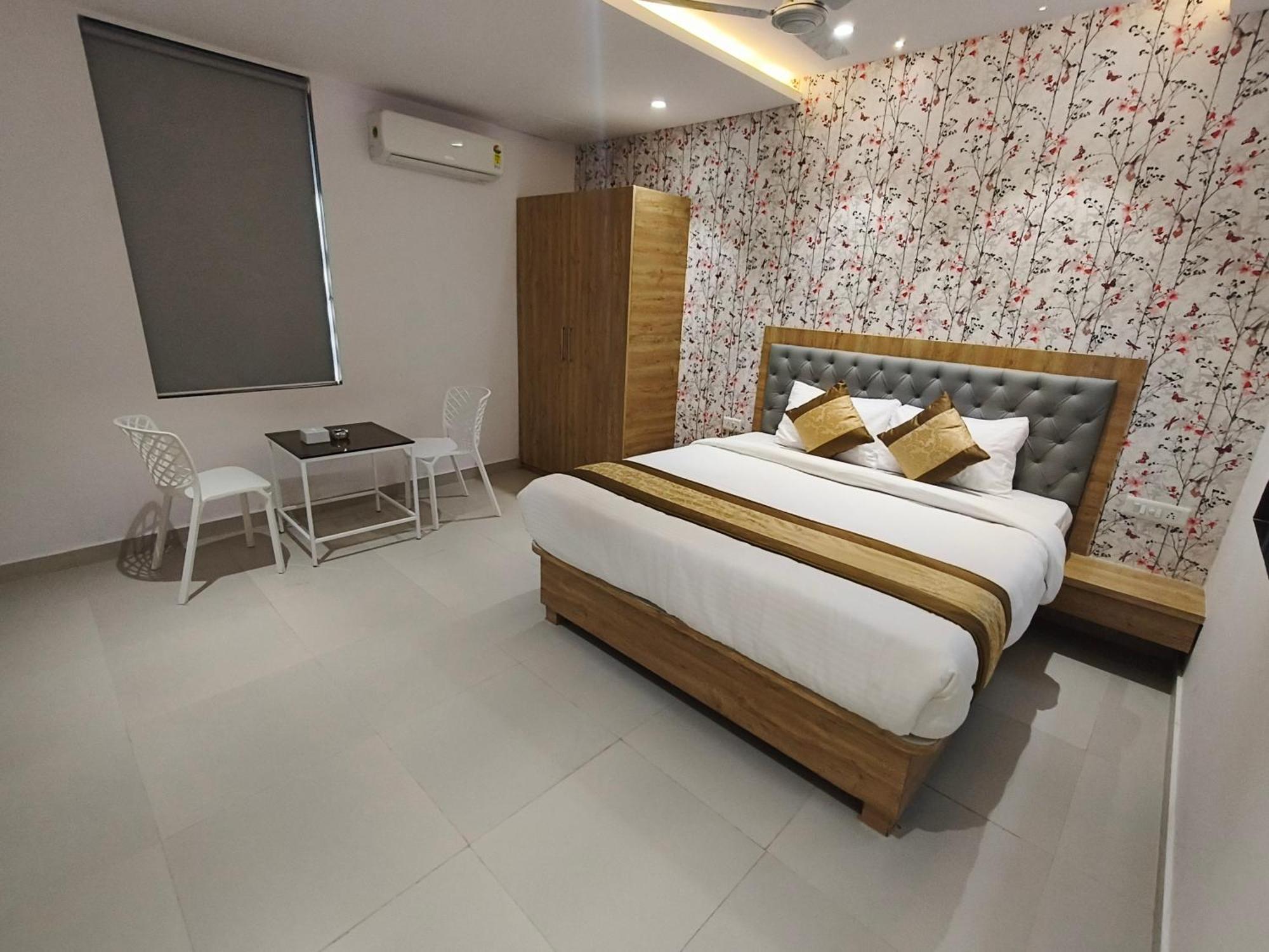 Hotel Morya Residency Parel 2*