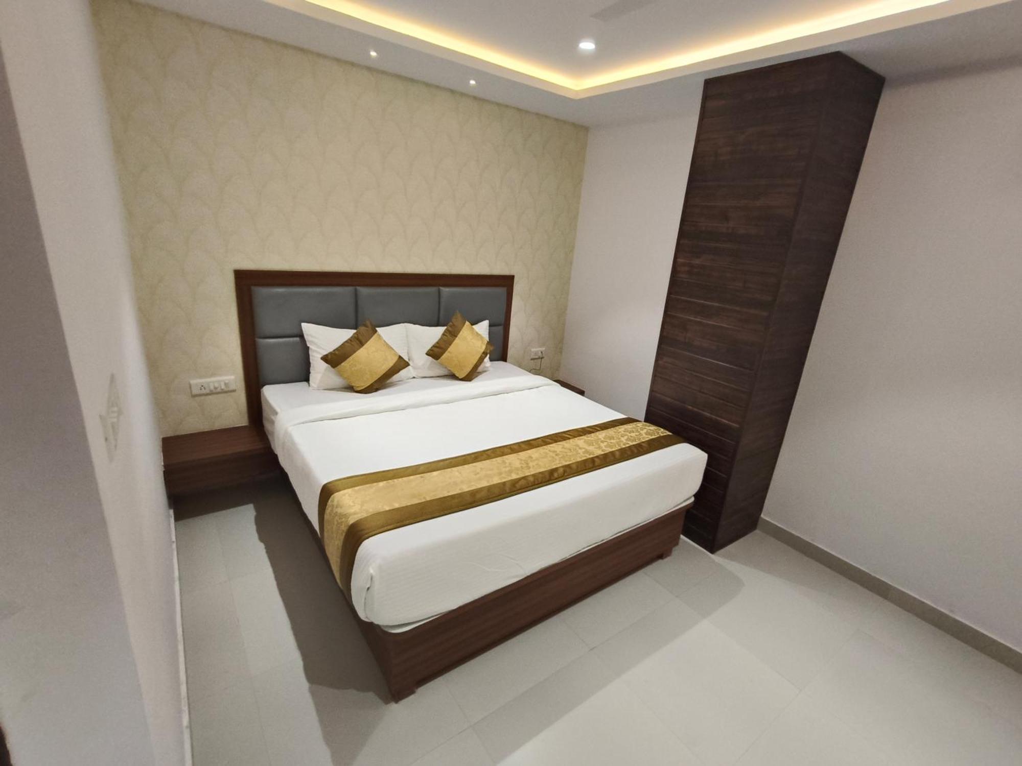 Morya Residency Parel Hotel 2*