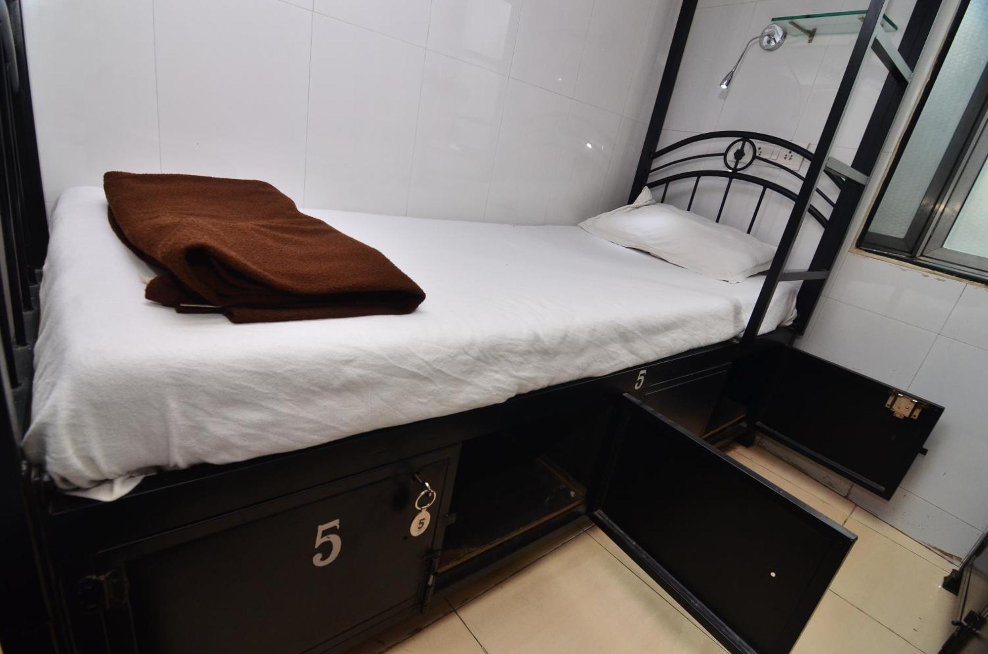 Shri Laxmi Hotel *