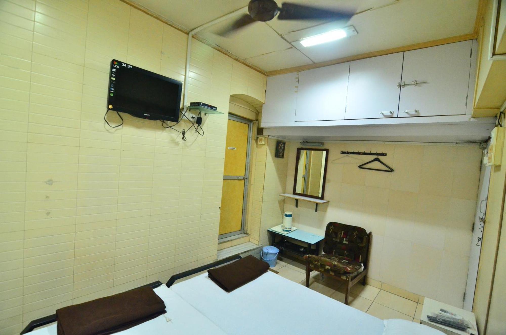 Shri Laxmi Hotel *