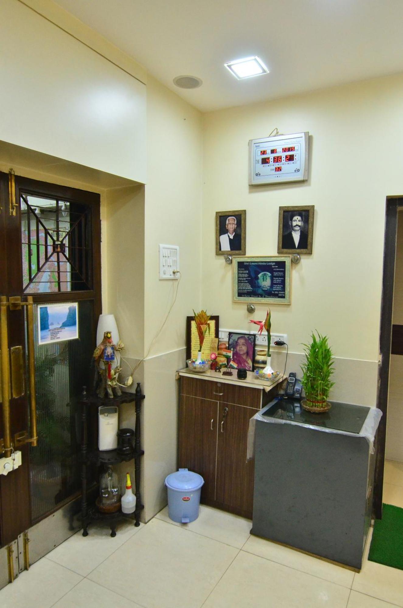 Shri Laxmi Hotel *