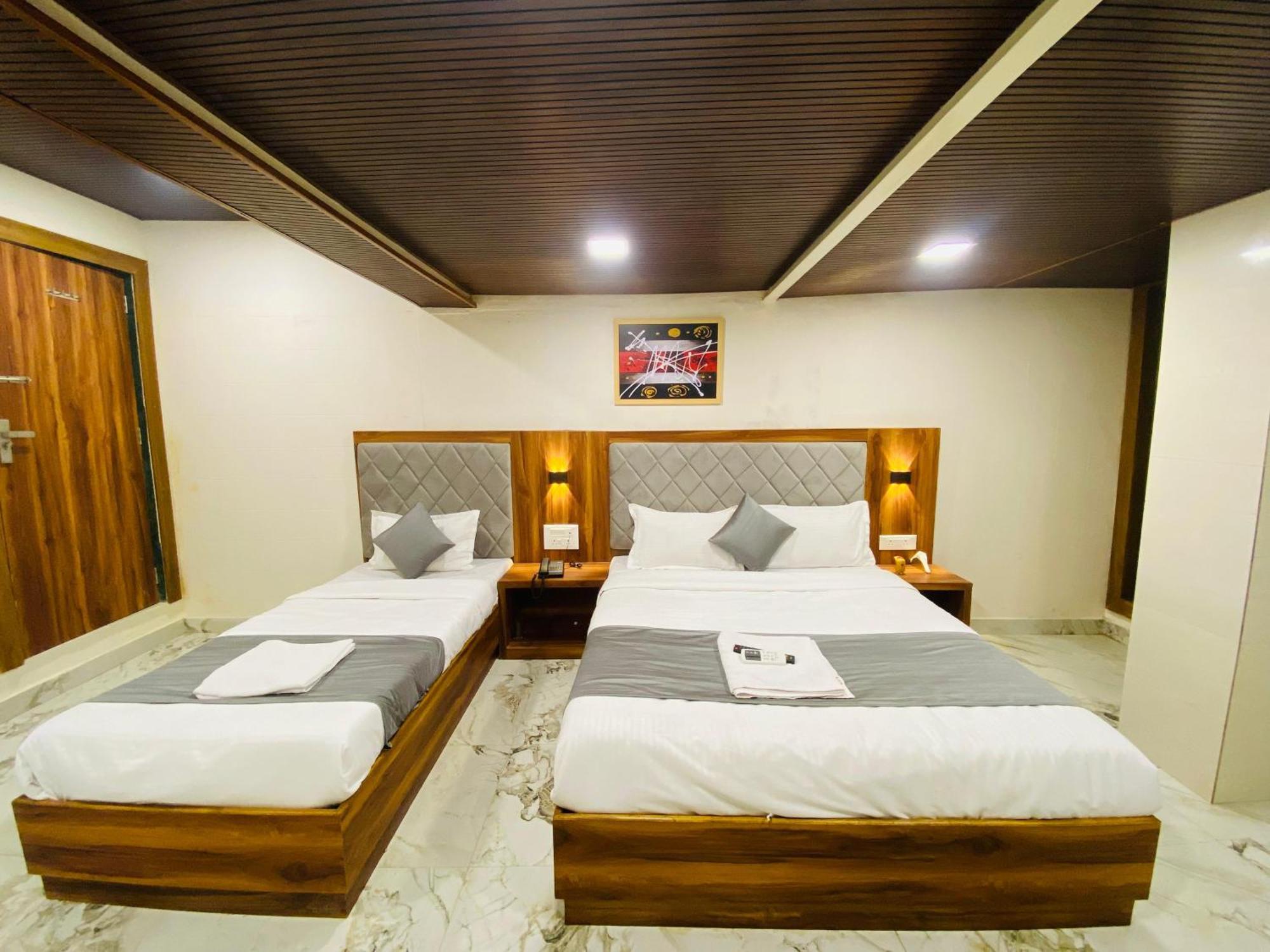 Avk With Kitchen Near Versova Hotel Mumbai
