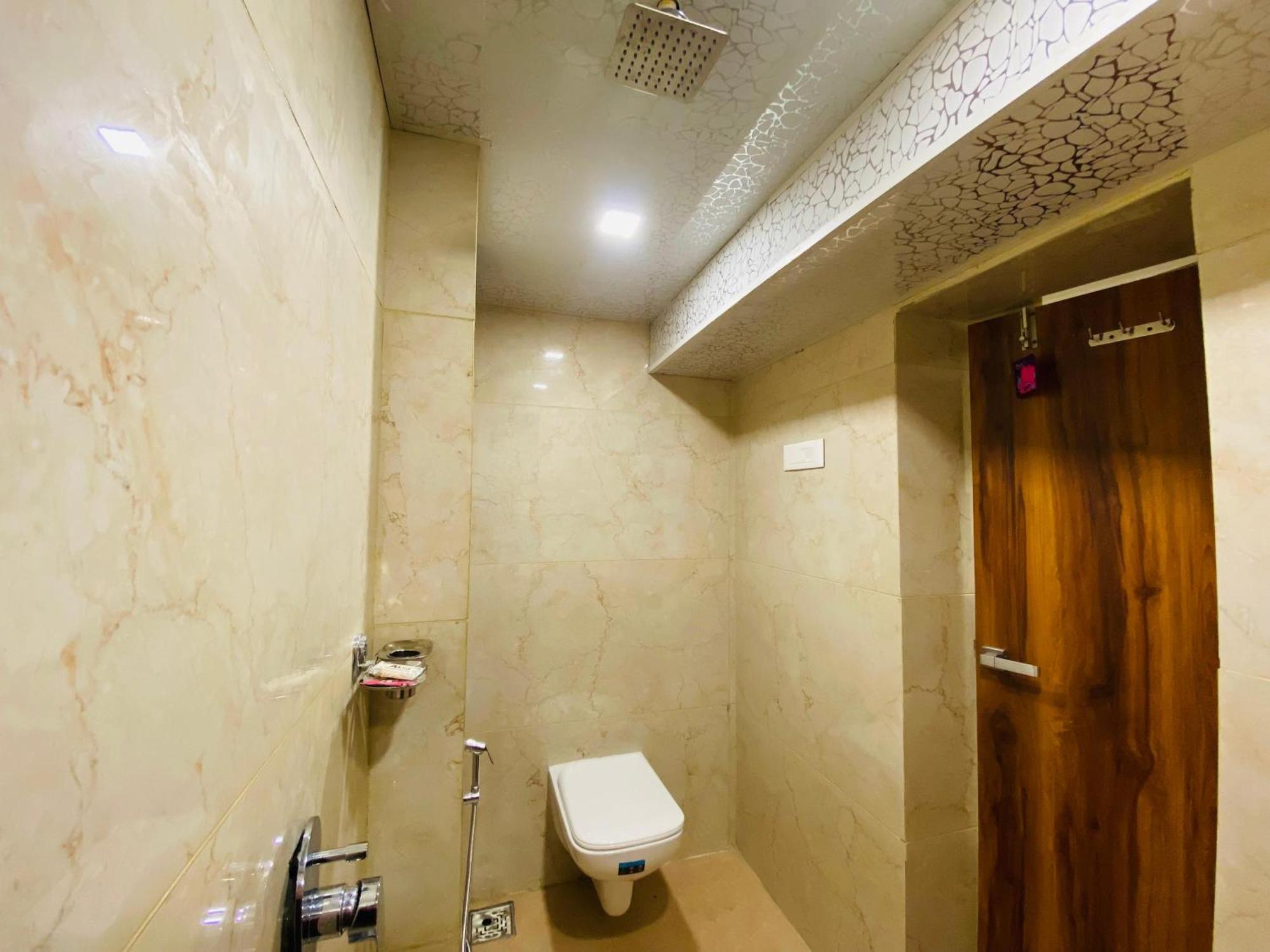 Avk With Kitchen Near Versova Hotel Mumbai