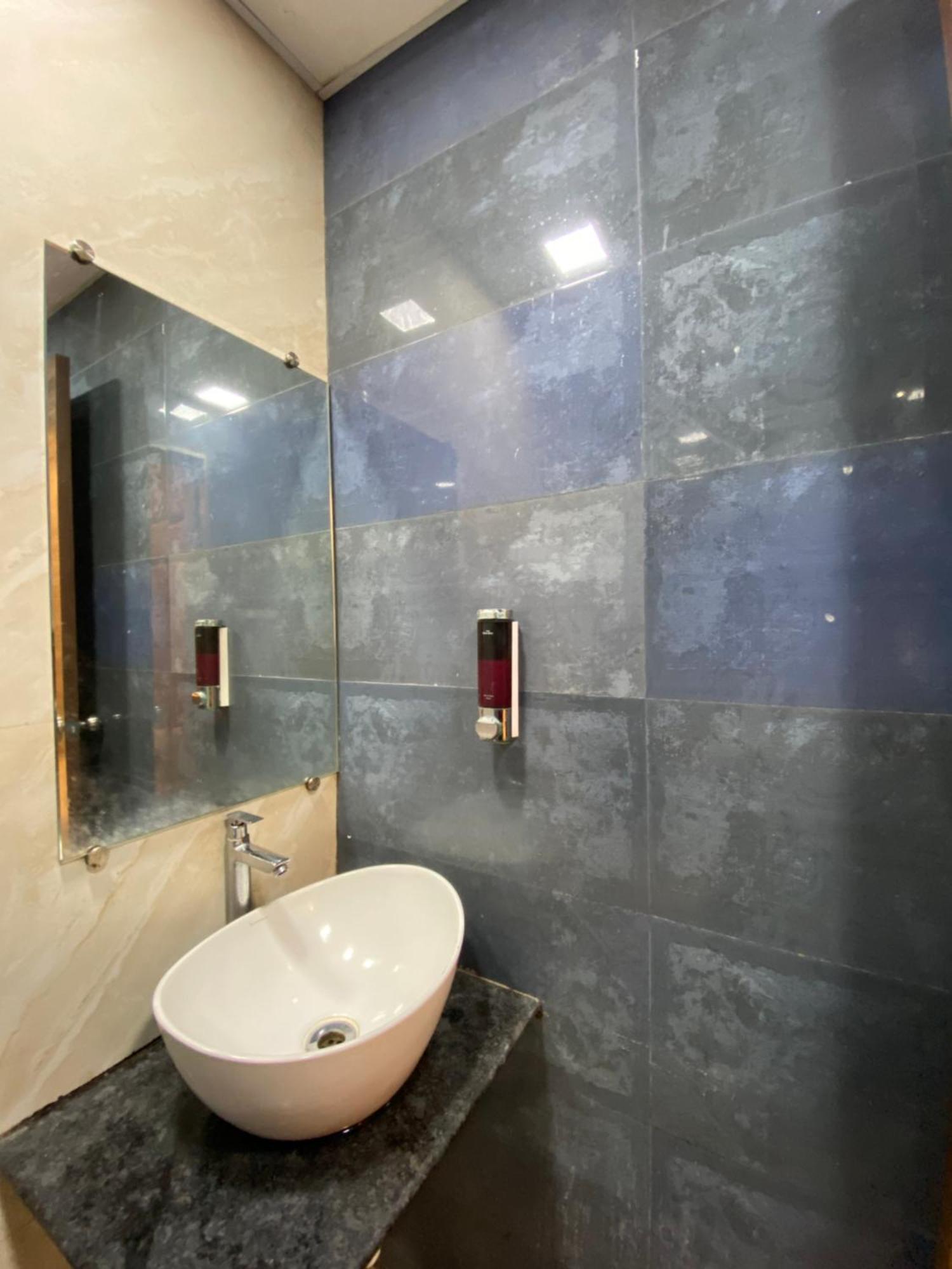 Hotel Blue Wellington - Near Airport Mumbai