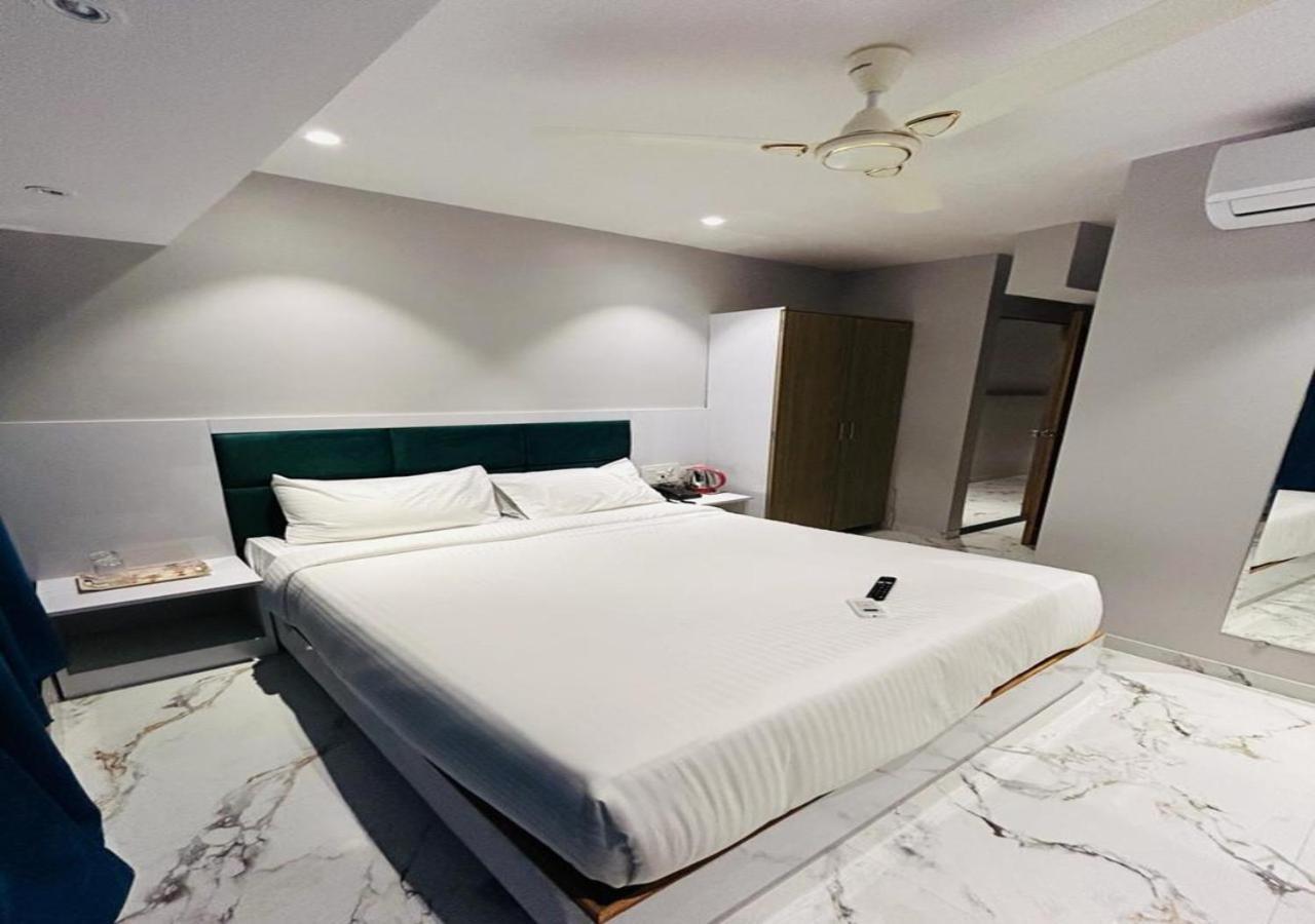 Grand Dyad - Near Kokilaben Hospital Andheri West Hotel