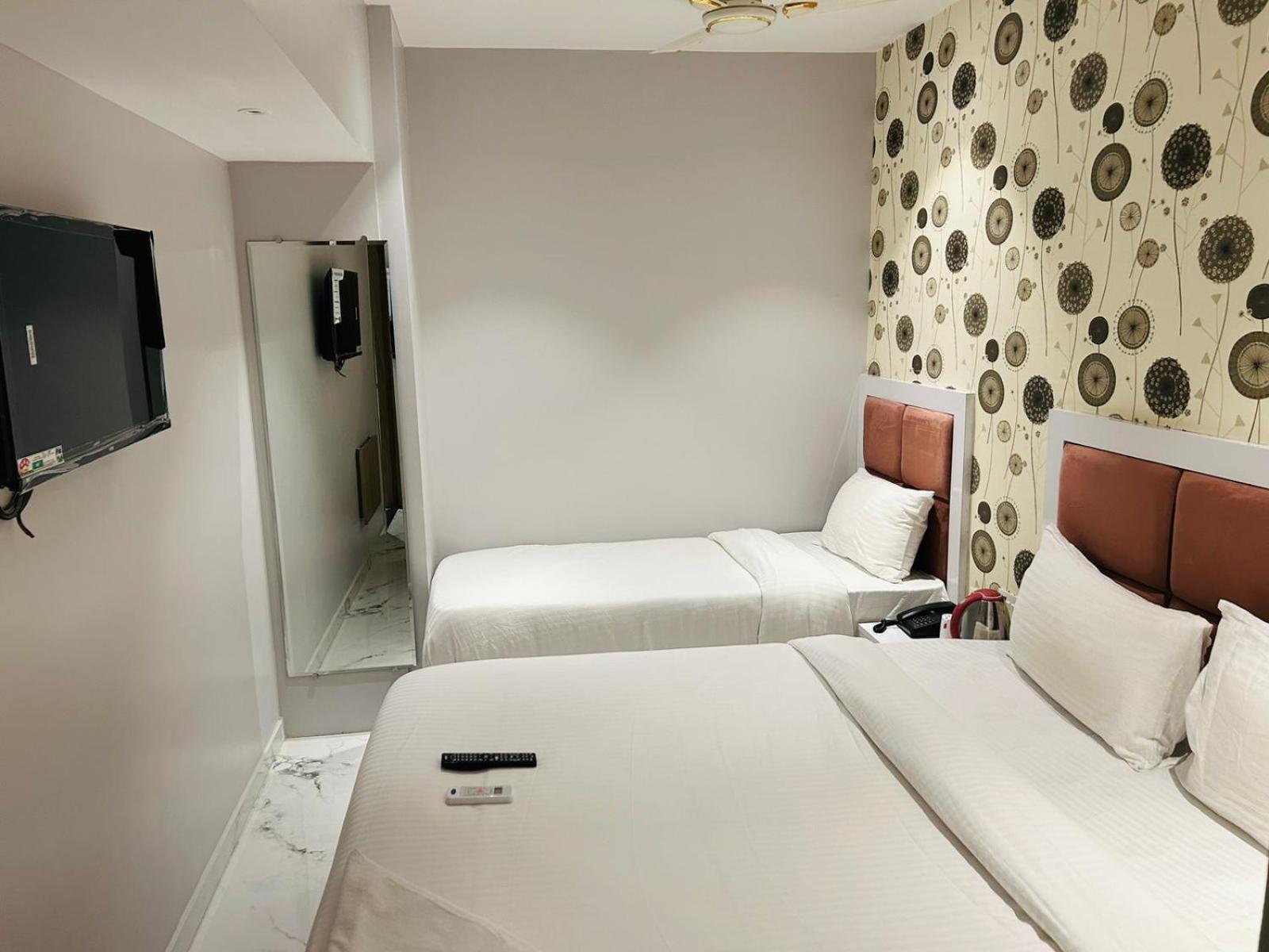 Hotel Grand Dyad - Near Kokilaben Hospital Andheri West
