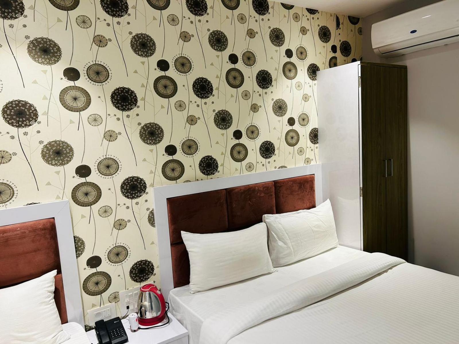 Grand Dyad - Near Kokilaben Hospital Andheri West 3*