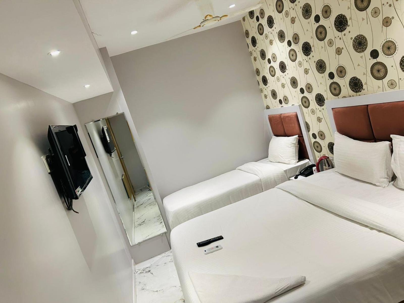 Grand Dyad - Near Kokilaben Hospital Andheri West