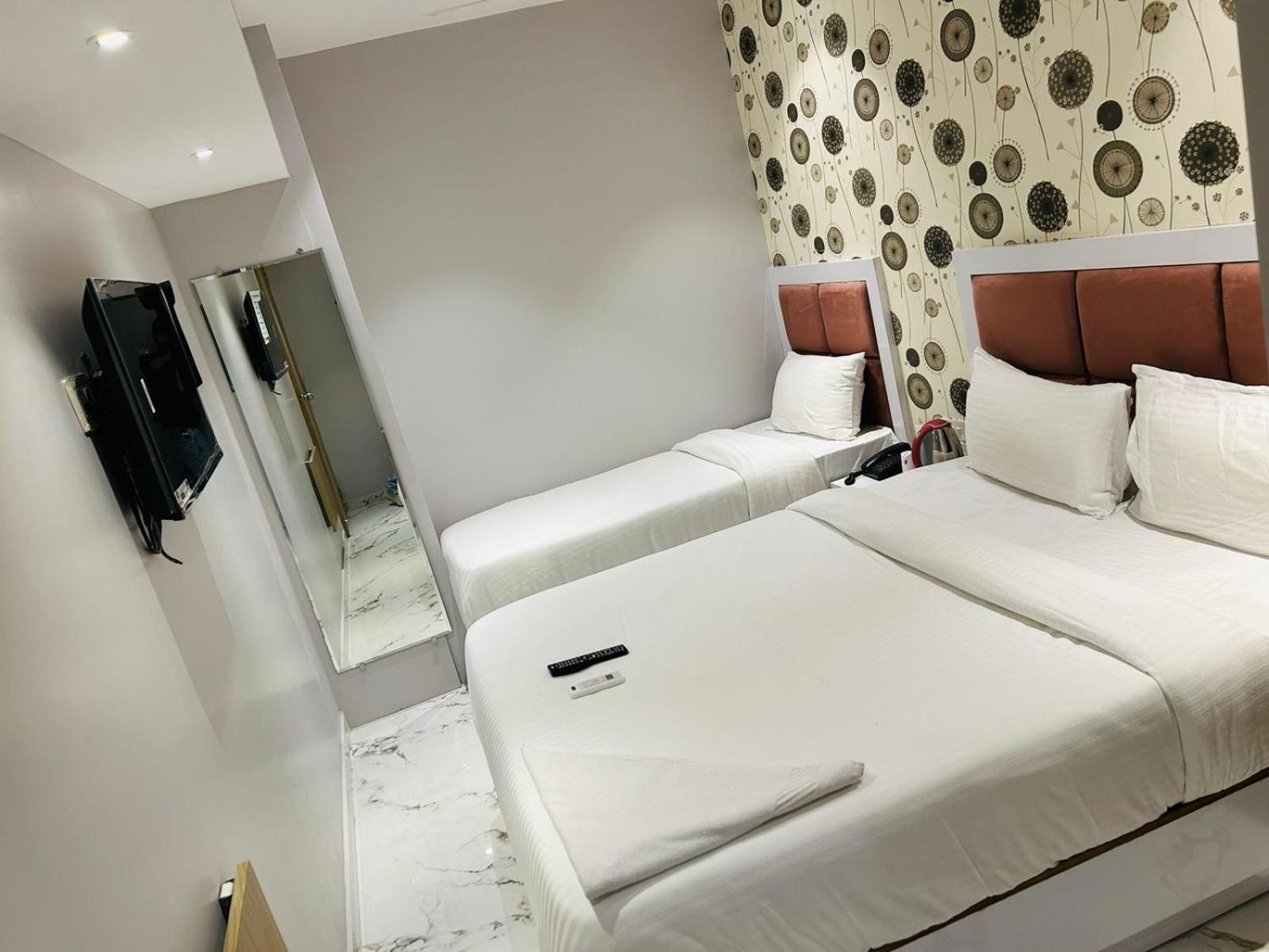 Grand Dyad - Near Kokilaben Hospital Andheri West 3*