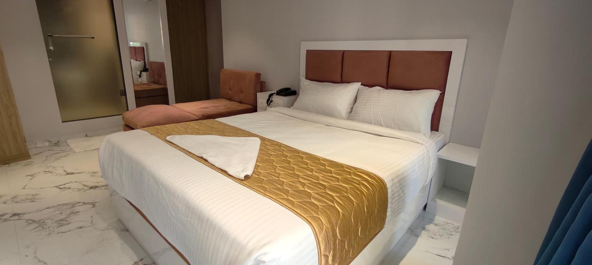 Grand Dyad - Near Kokilaben Hospital Andheri West Hotel