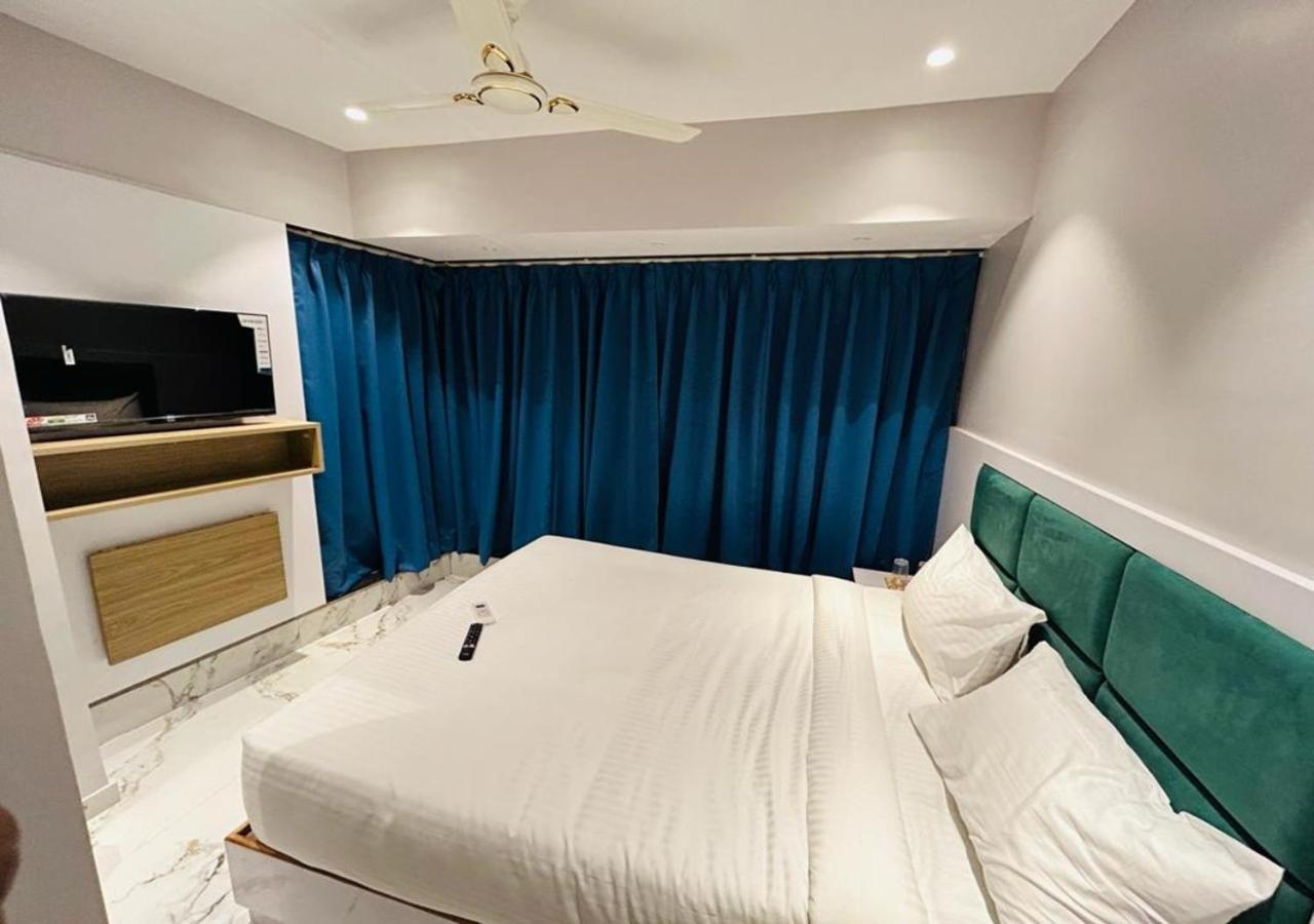 Grand Dyad - Near Kokilaben Hospital Andheri West 3*