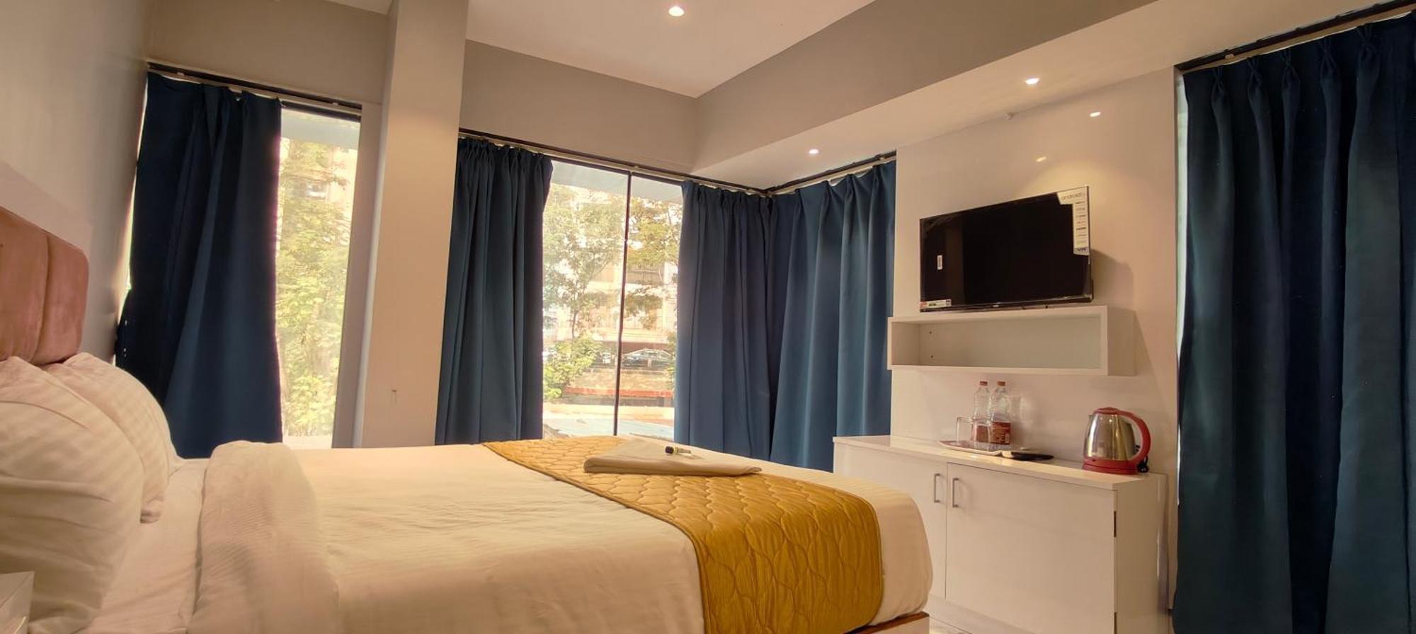 Hotel Grand Dyad - Near Kokilaben Hospital Andheri West