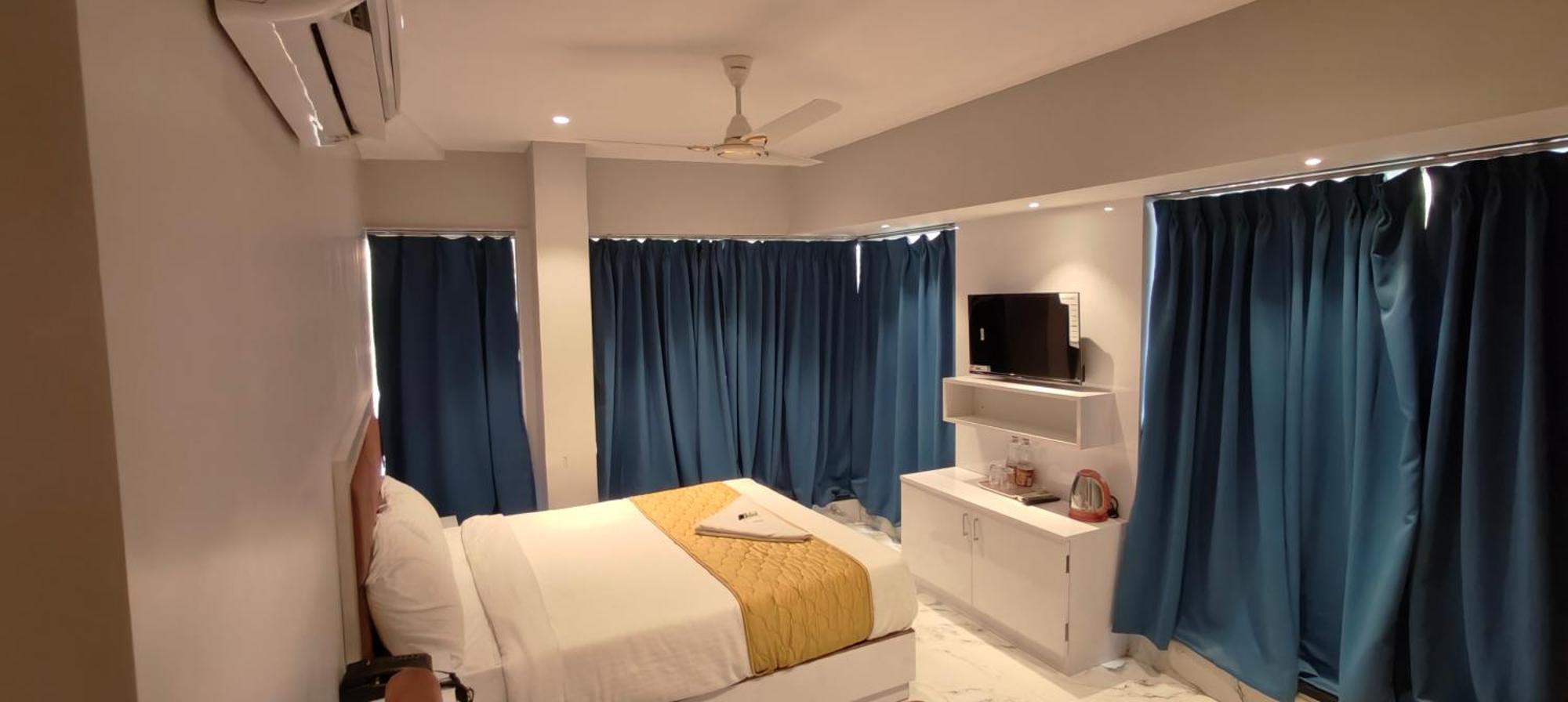 Grand Dyad - Near Kokilaben Hospital Andheri West Mumbai