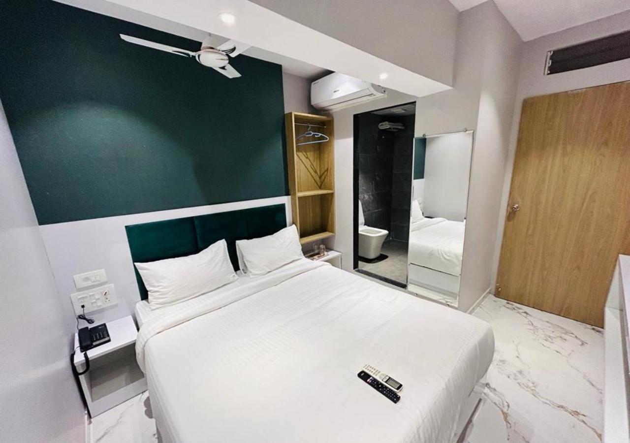 Grand Dyad - Near Kokilaben Hospital Andheri West Hotel
