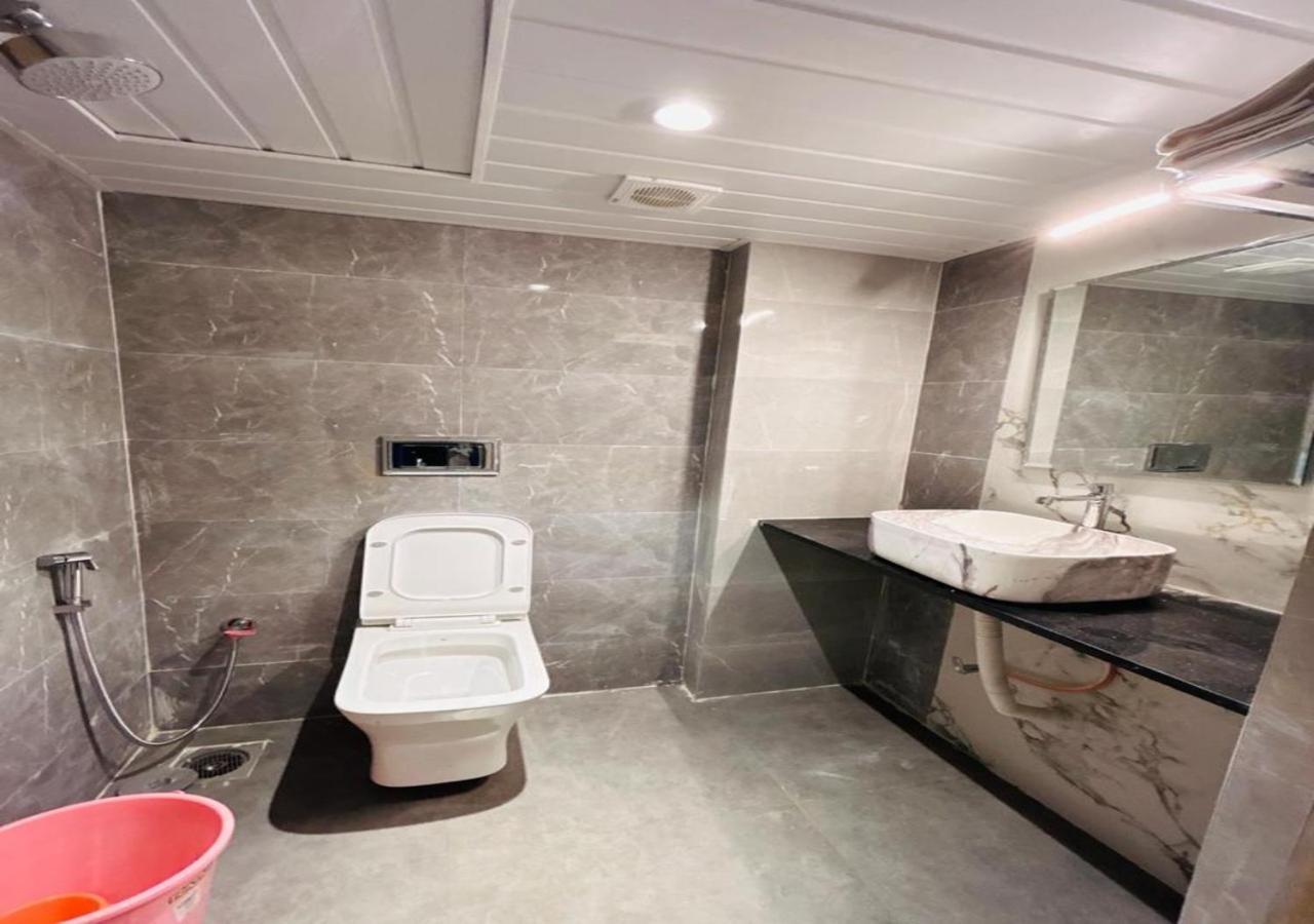 Grand Dyad - Near Kokilaben Hospital Andheri West 3*