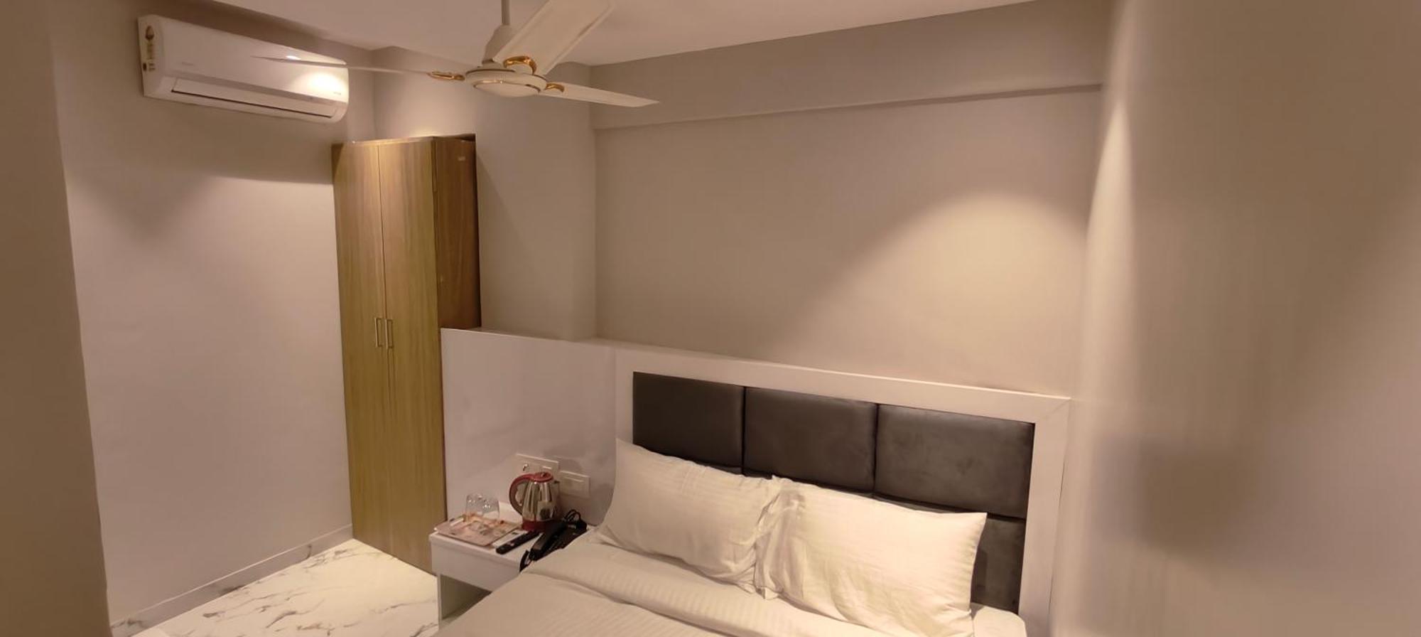 Grand Dyad - Near Kokilaben Hospital Andheri West 3*