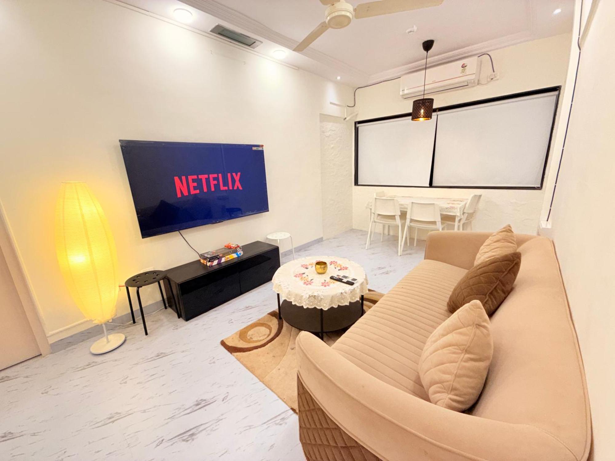 Elite 1 - 65'tv, Netflix&chill, Luxury 2bhk Apartment Mumbai