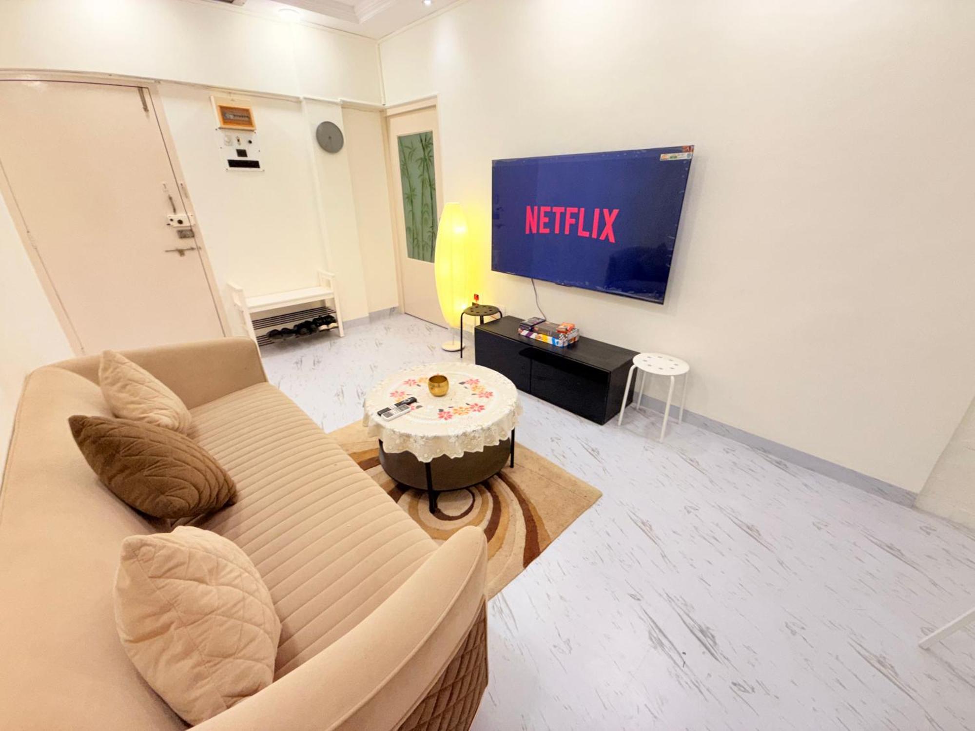 Elite 1 - 65'tv, Netflix&chill, Luxury 2bhk Apartment *