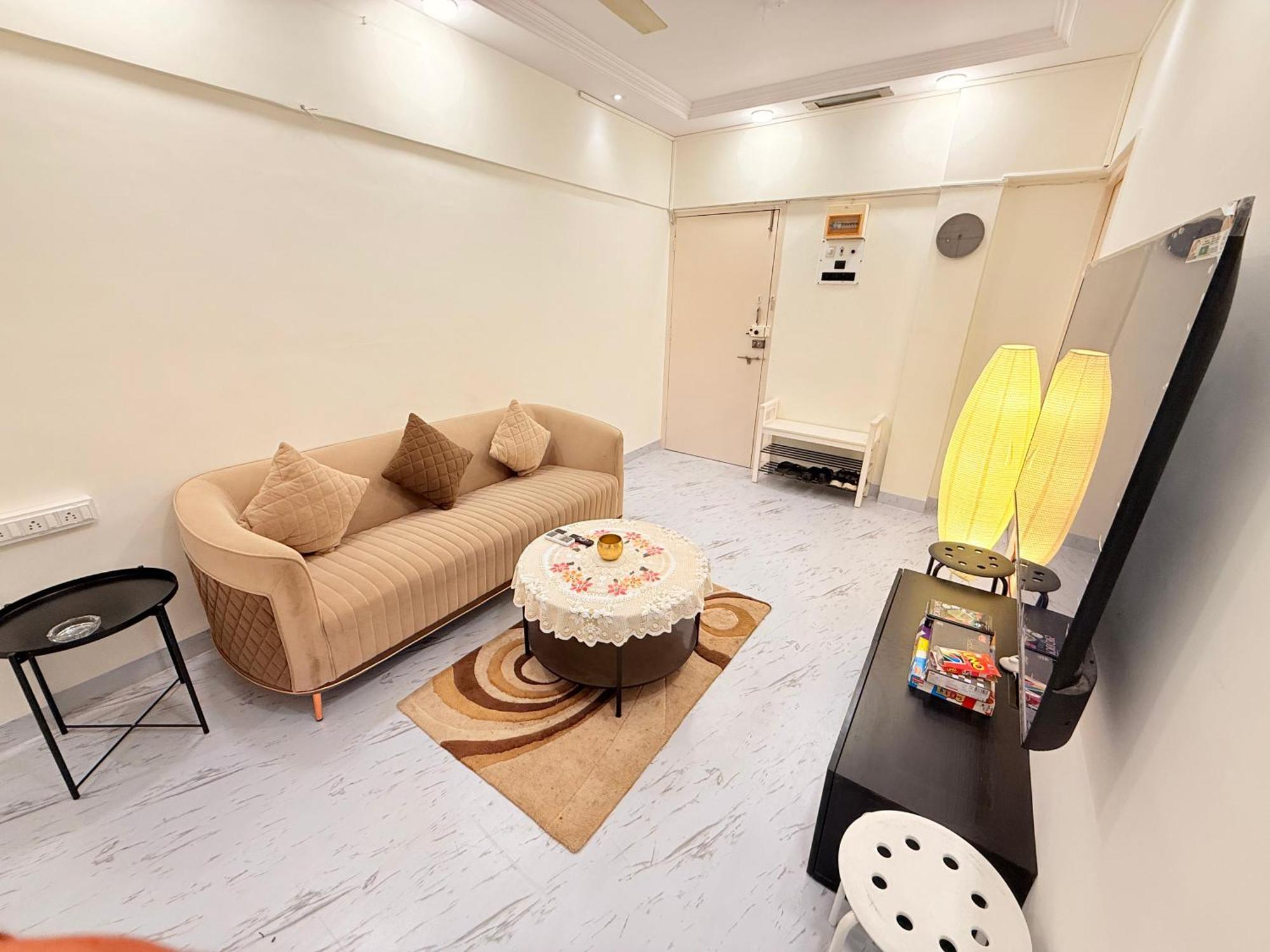Elite 1 - 65'tv, Netflix&chill, Luxury 2bhk Apartment *