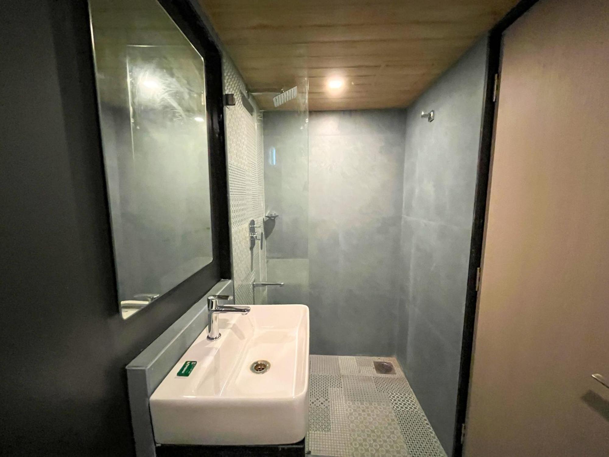Bandra 3*