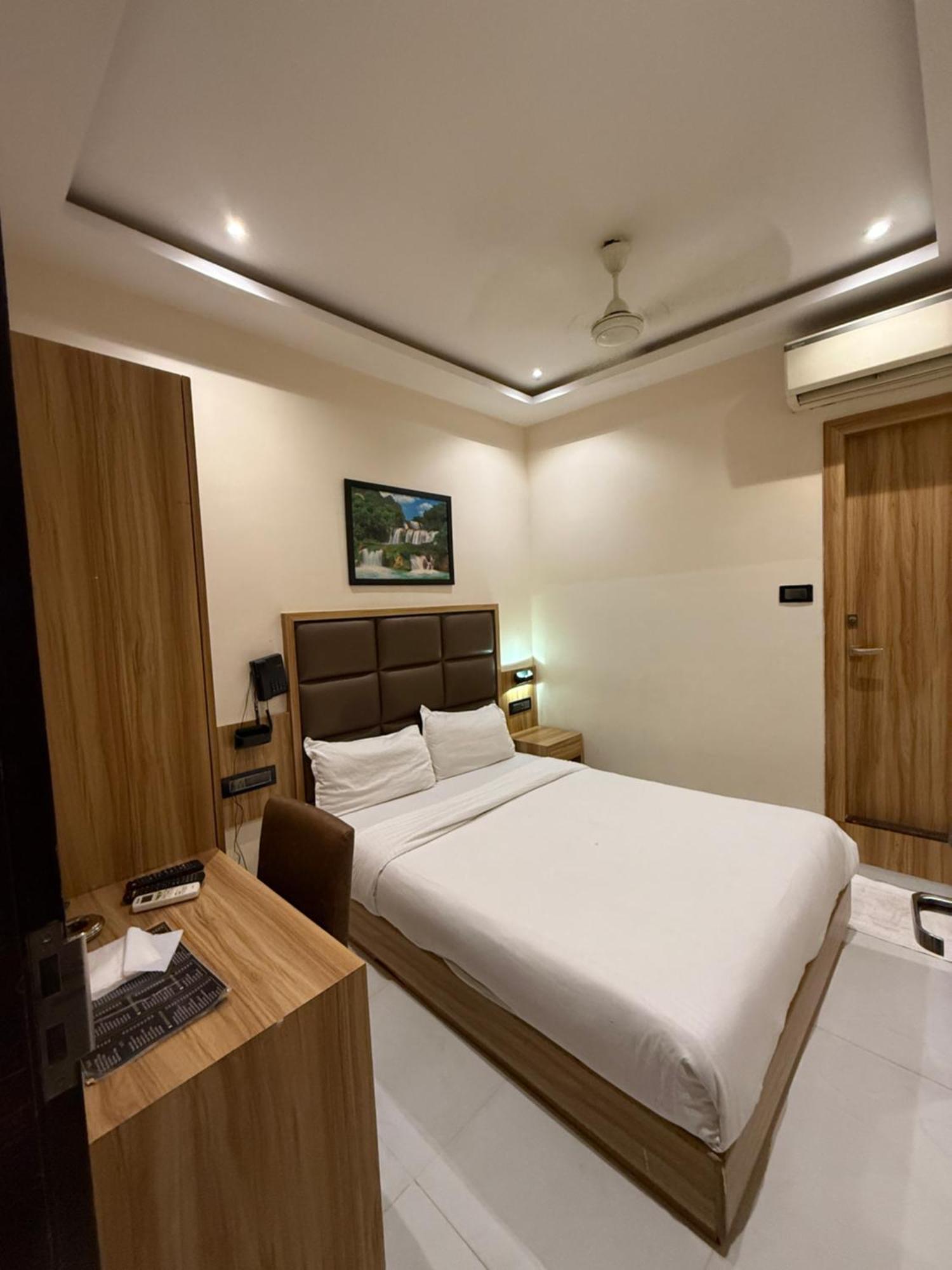 Hotel M E R I T O N T-2 Mumbai