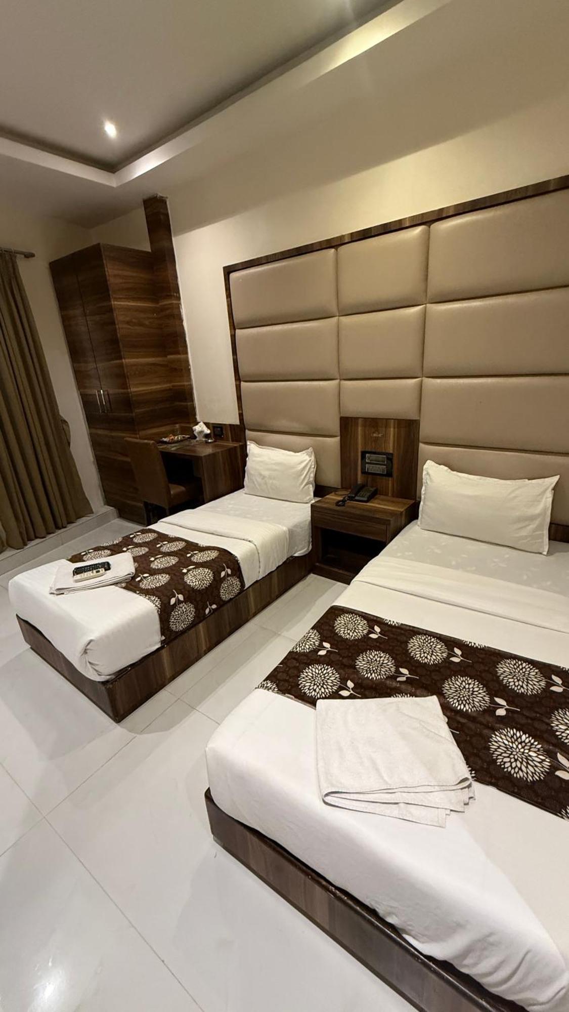 M E R I T O N T-2 Hotel