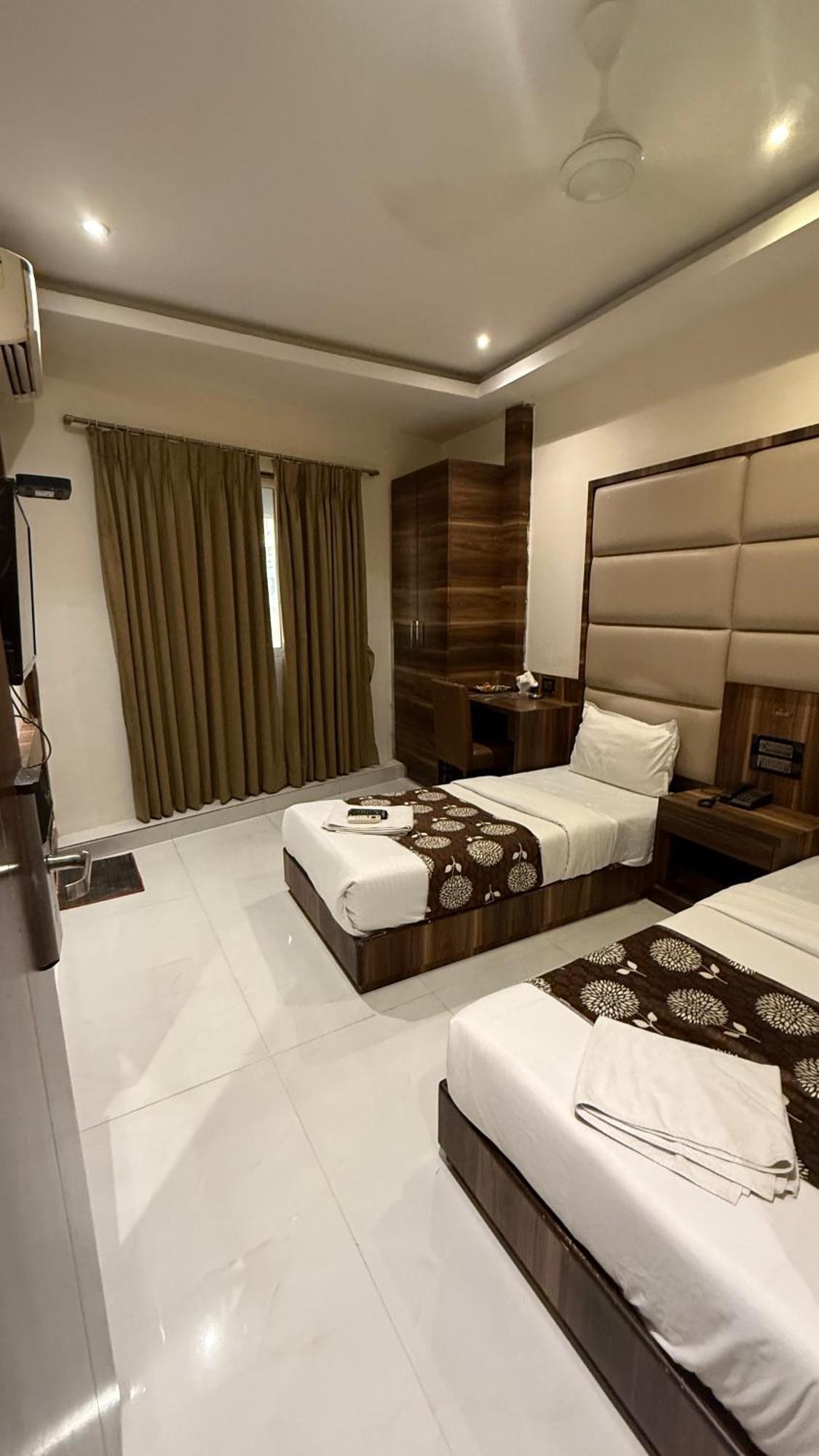 M E R I T O N T-2 Hotel Mumbai