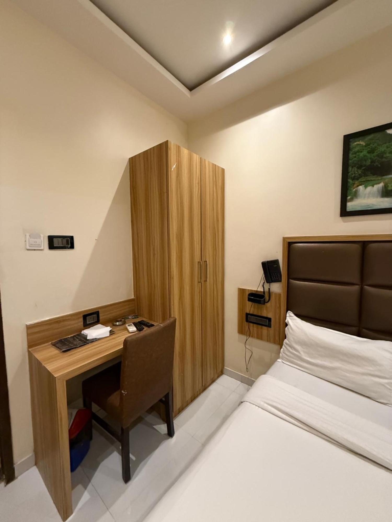 M E R I T O N T-2 Hotel