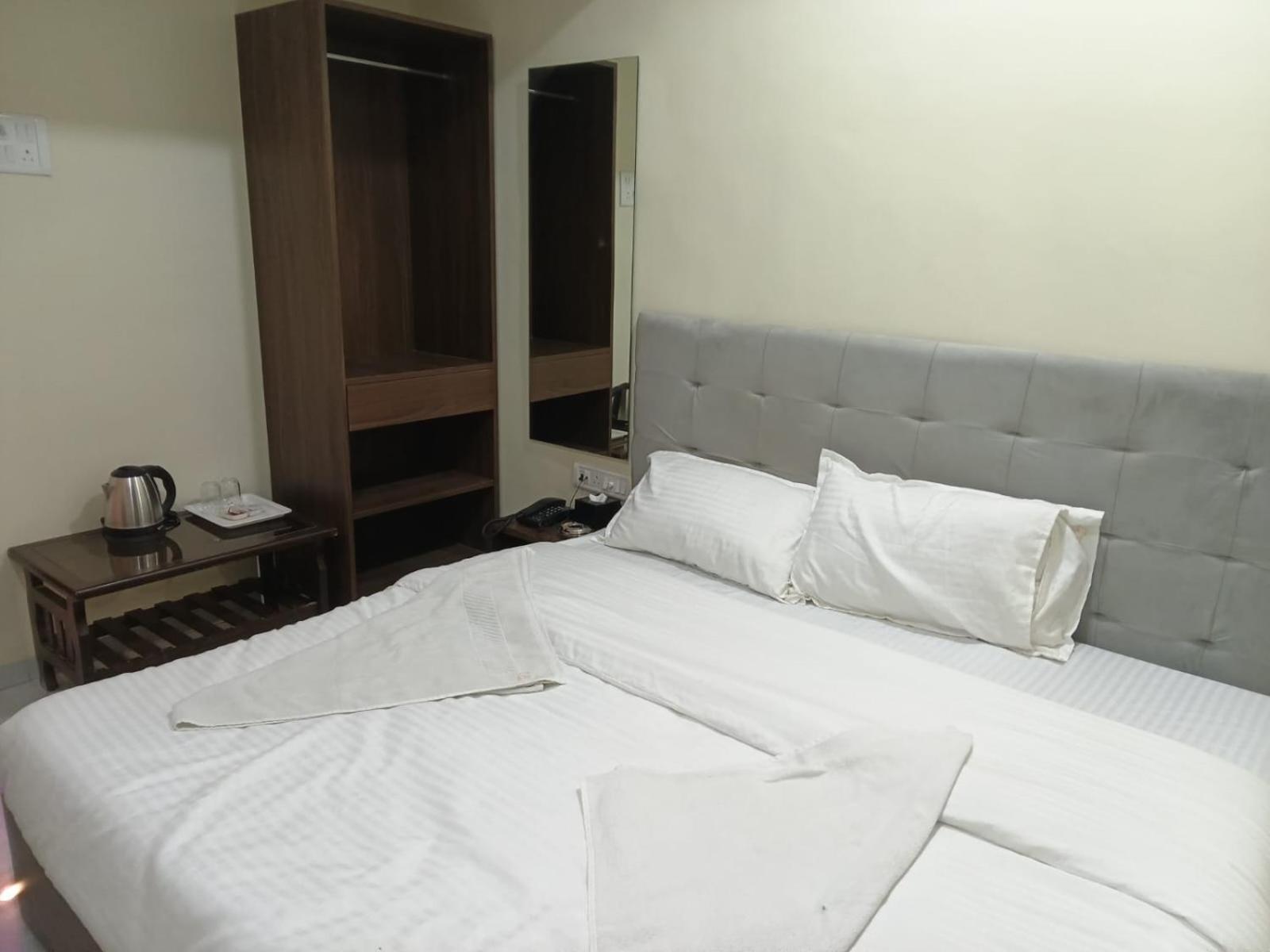 Lexus 5 Hotel 2*