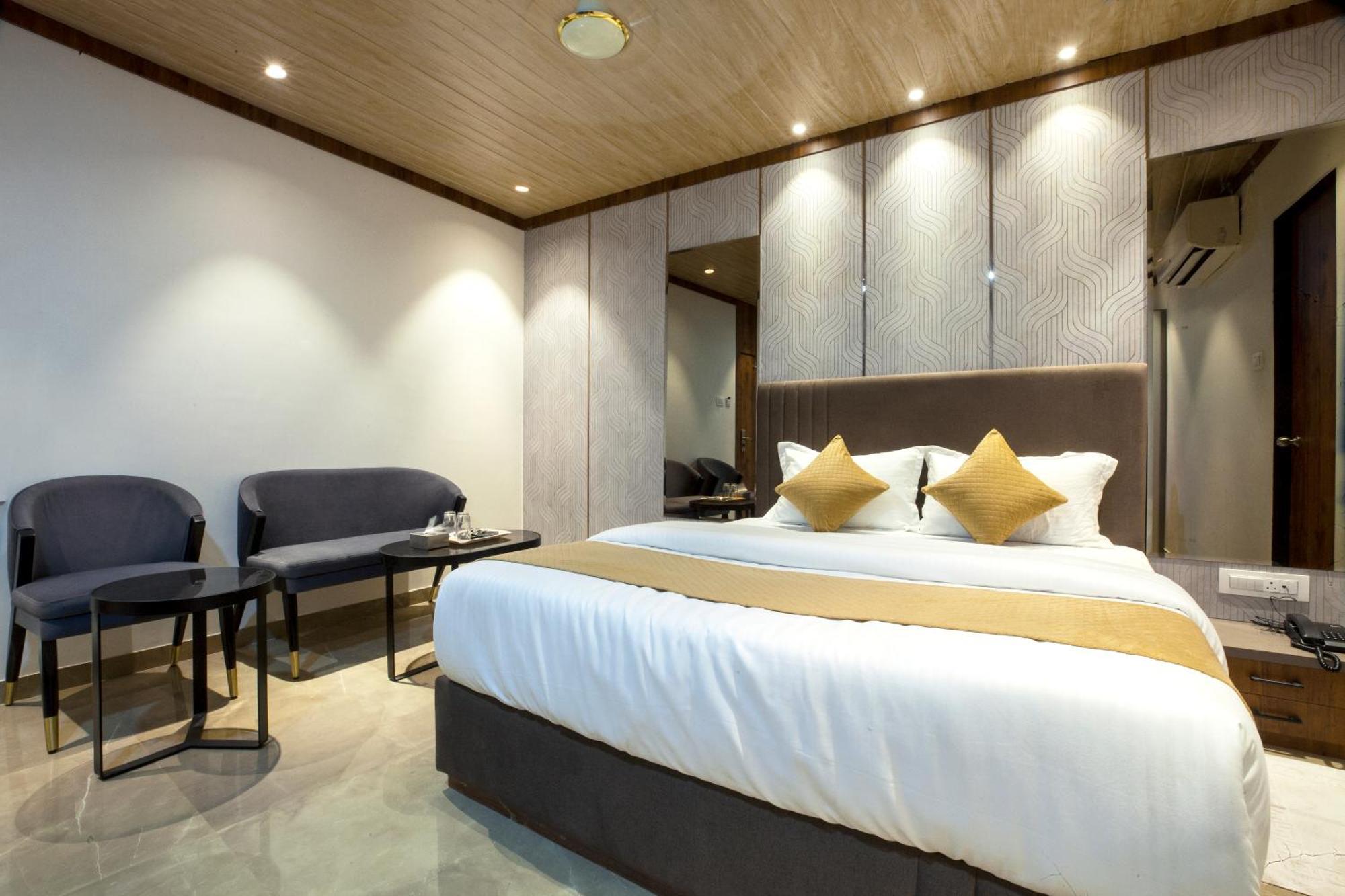 Nexus - Near Nesco Hotel 3*