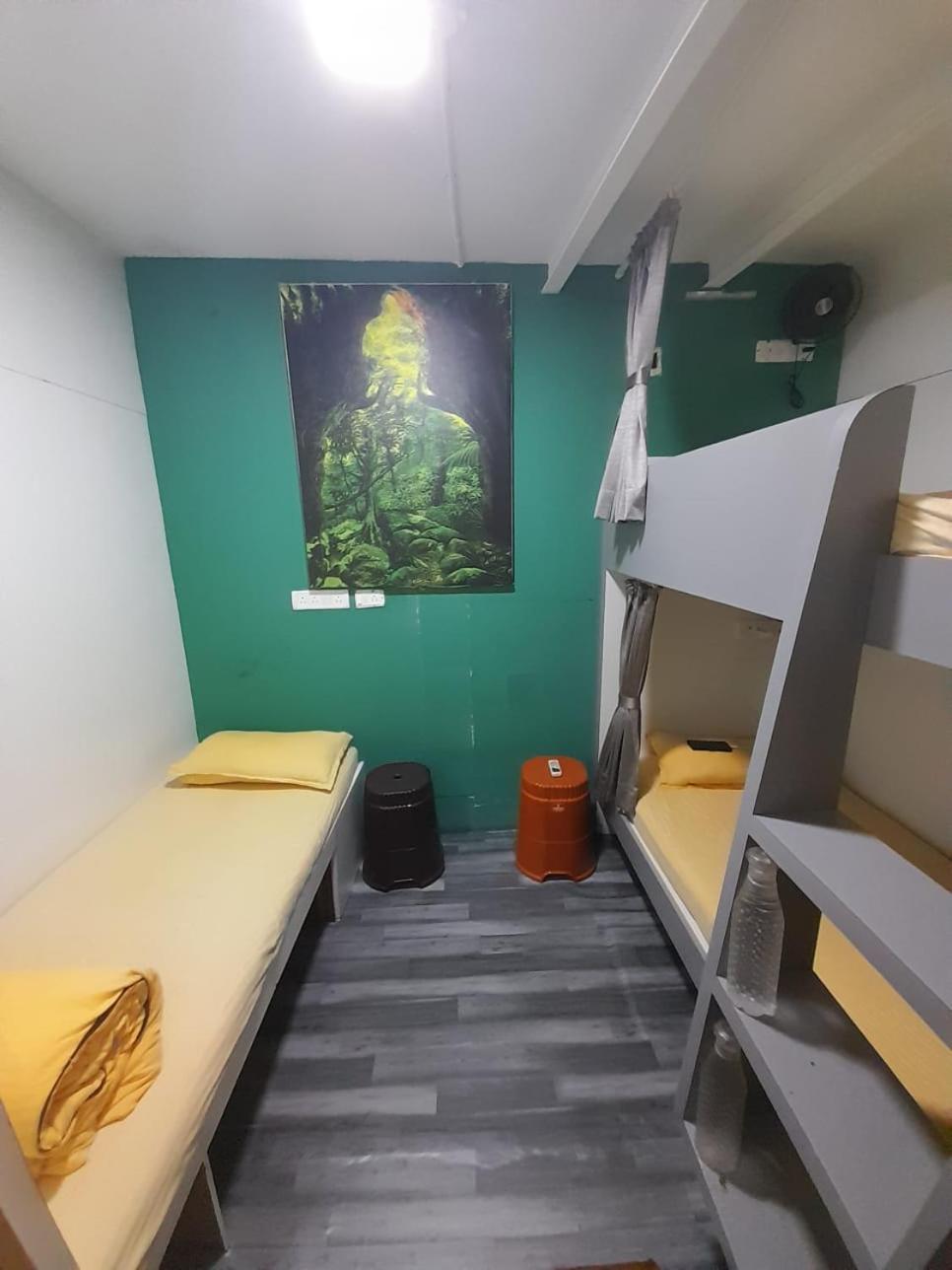 Sinhassan Juhu Hostel
