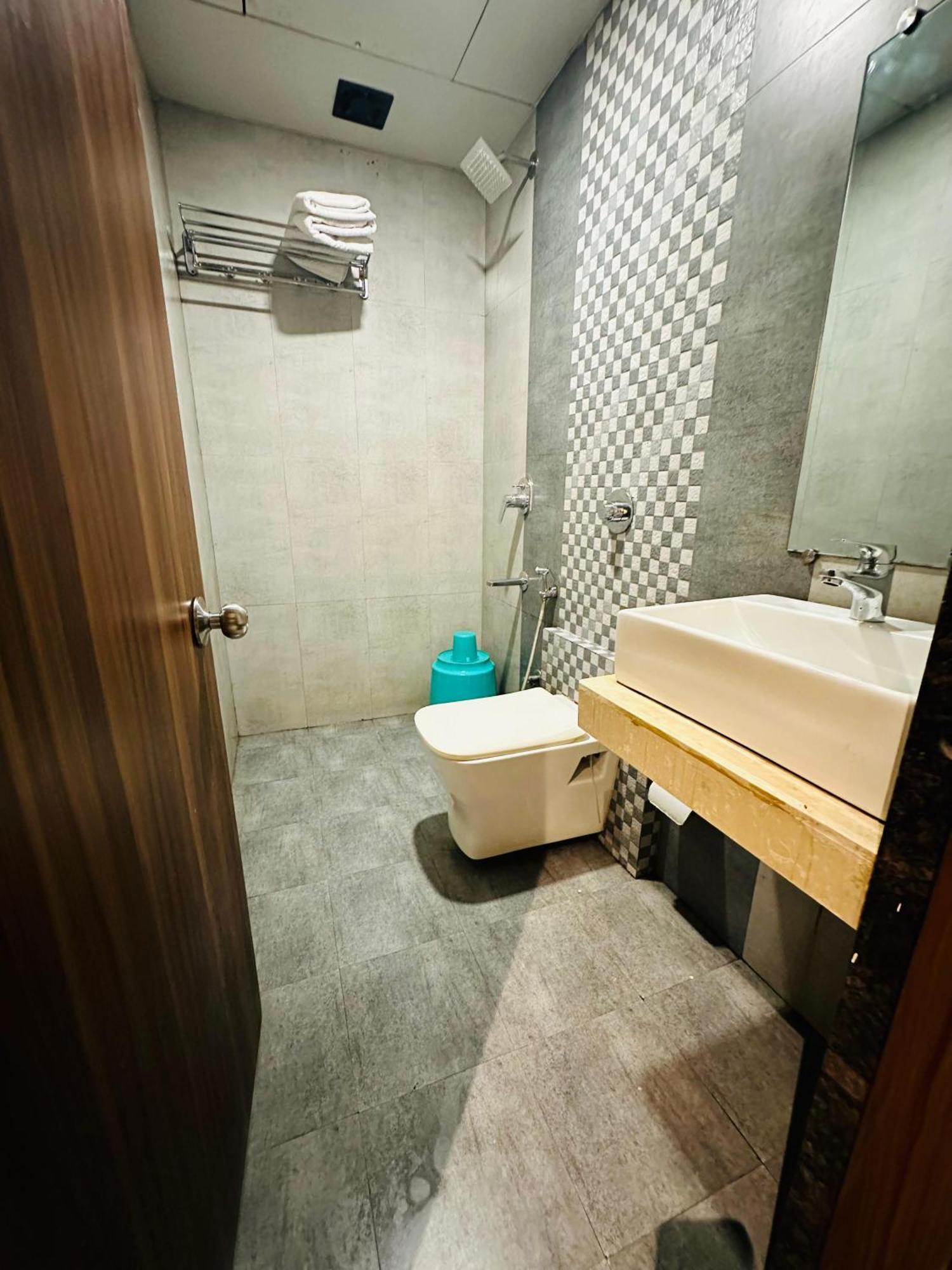 Hotel Emerald Inn Mumbai Hotel