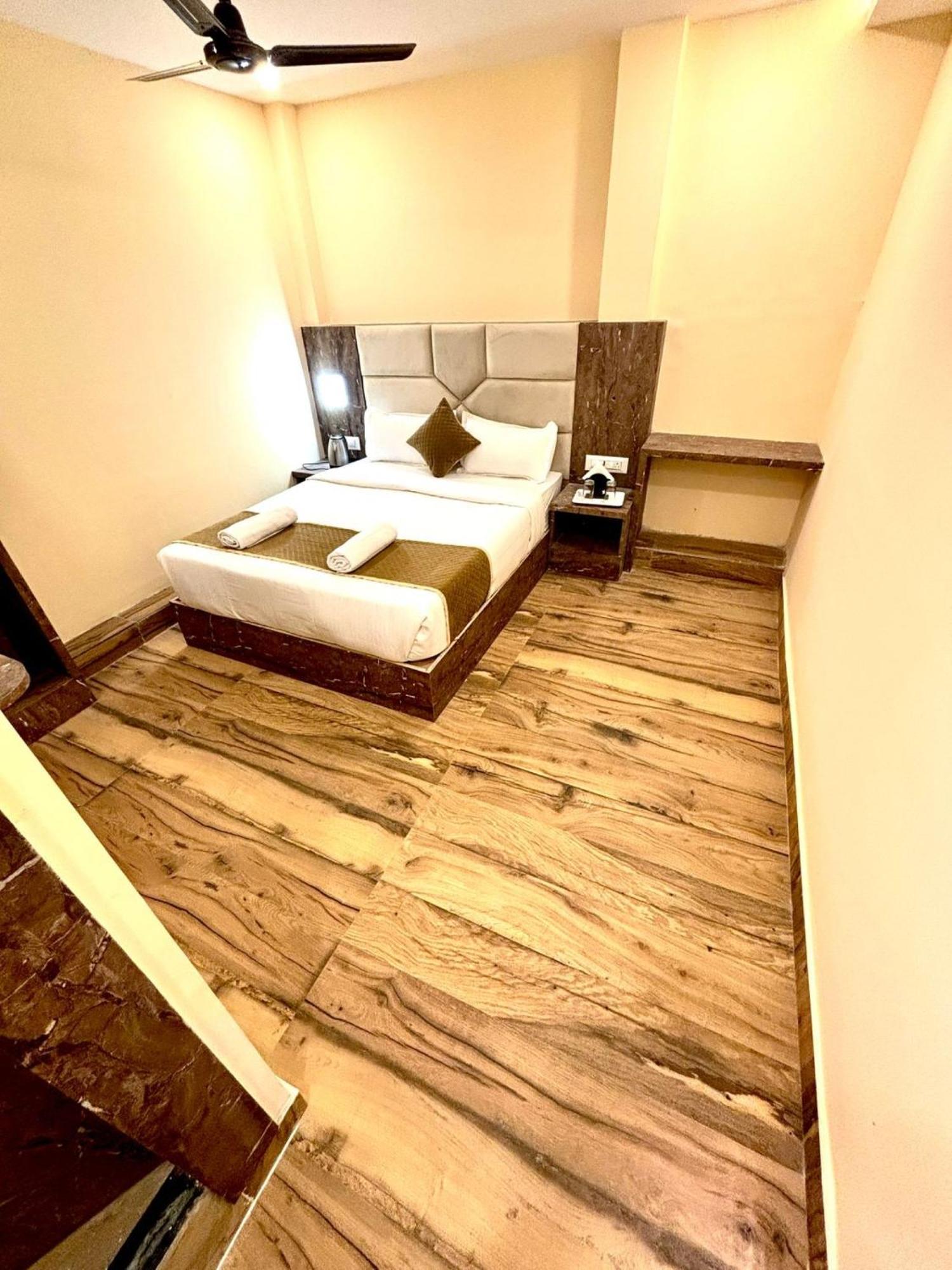 Hotel Crystal Castle Goregaon West Link Road, Mumbai Hotel Mumbai