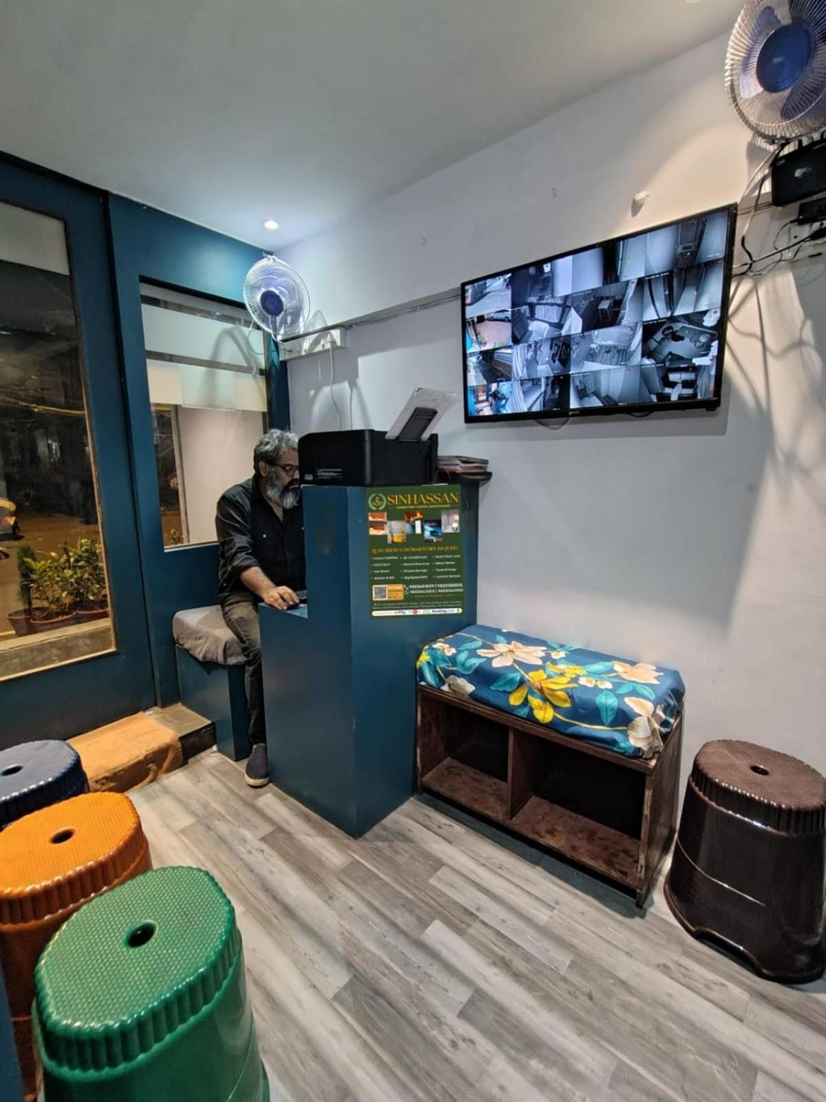 Hostel Sinhassan Juhu *