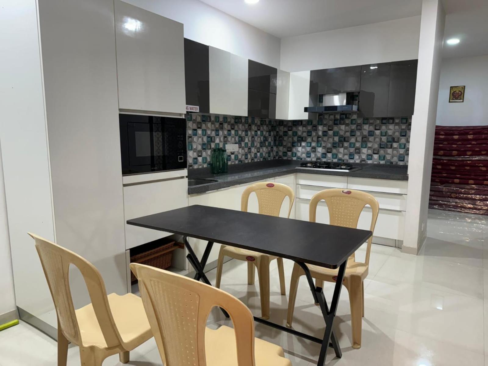 Apartment Luxurious 4bhk In Kandivli Spacious Scenic And Family Friendly *