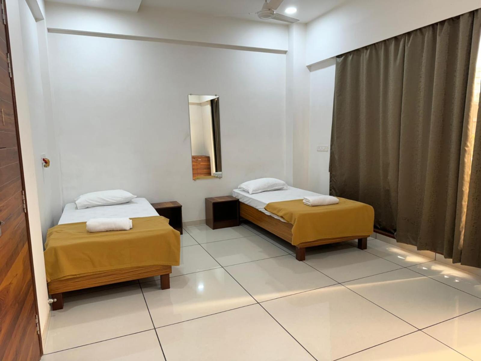Luxurious 4bhk In Kandivli Spacious Scenic And Family Friendly *