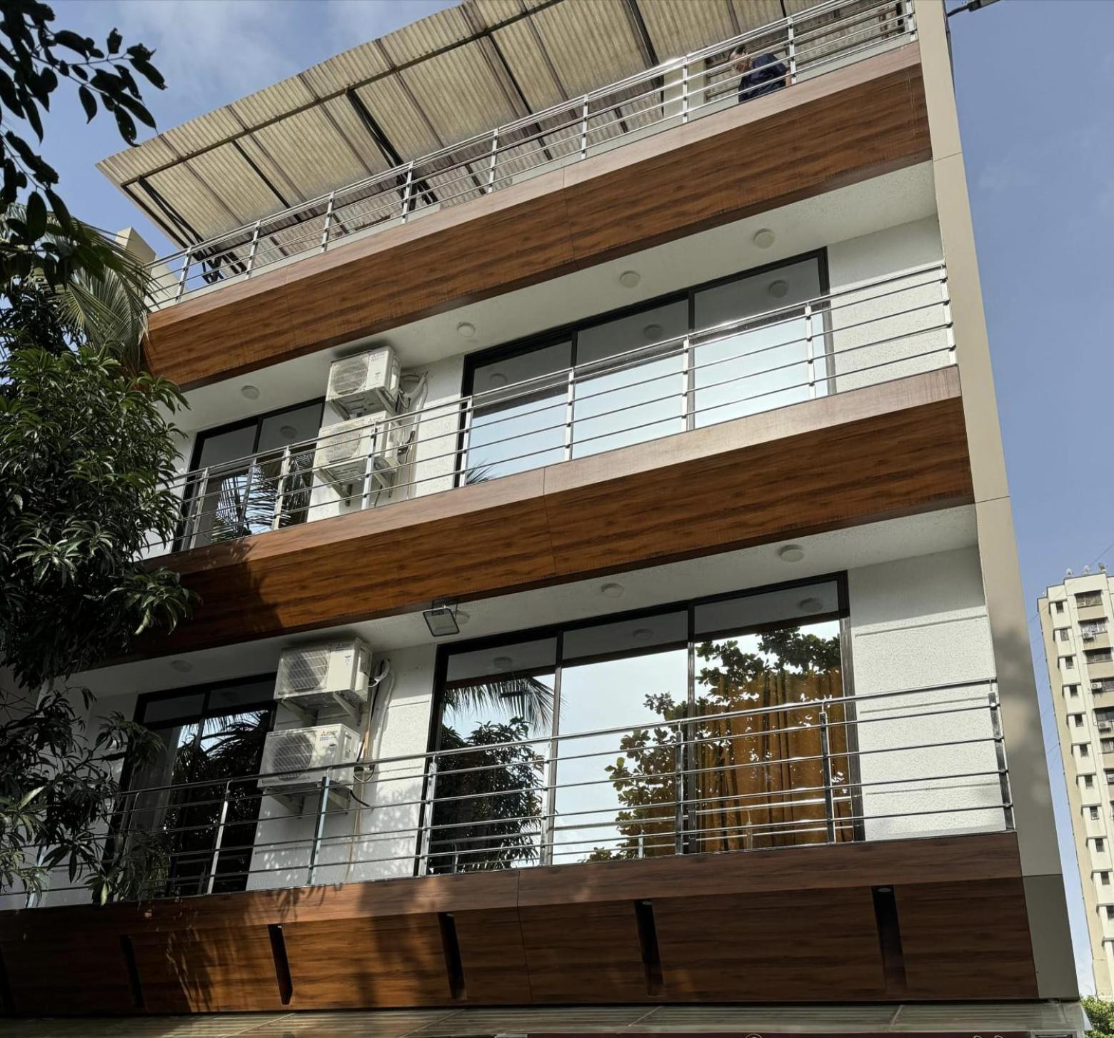 Luxurious 4bhk In Kandivli Spacious Scenic And Family Friendly