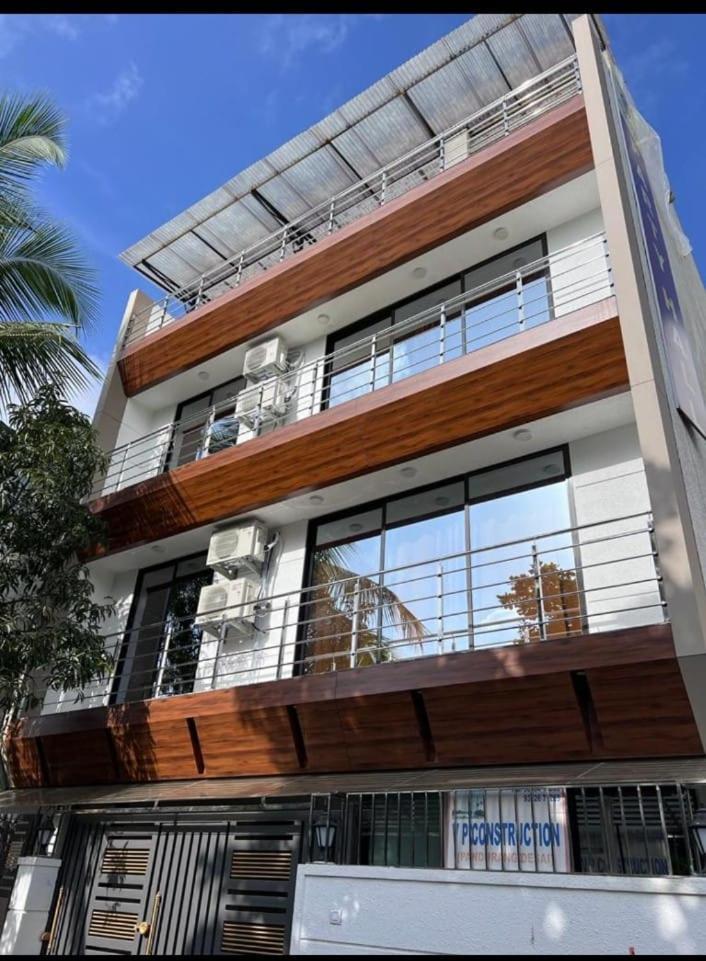 Luxurious 4bhk In Kandivli Spacious Scenic And Family Friendly * Mumbai